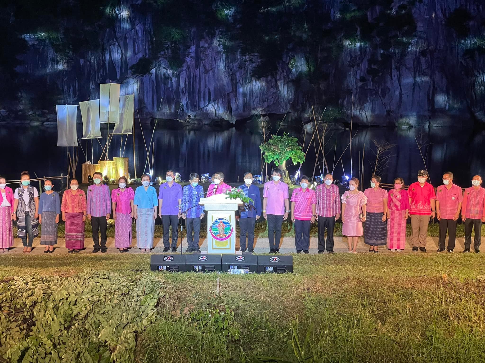 วันที่ 8 กรกฎาคม 2565 นายบุญหลาย กุลนารัตน์ ประมงจังหวัดหนองบัวลำภู มอบหมายให้ นางถนอมขวัญ นอศรี หัวหน้ากลุ่มบริหารและยุทธศาสตร์ พร้อมด้วย เจ้าหน้าที่สำนักงานประมงจังหวัดหนองบัวลำภู เข้าร่วมพิธีเปิด การแสดงแสง สี เสียง ตำนานนครเขื่อนขันธ์กาบแก้วบัวบาน โครงการส่งเสริมการท่องเที่ยวเชิงอัตลักษณ์ วิธี วิถีหนองบัวลำภู กิจกรรมหลัก พัฒนายกระดับประเพณีวัฒนธรรมเพื่อส่งเสริมการท่องเที่ยววิถีลุ่มภู ณ วัดถ้ำสุวรรณคูหา อำเภอสุวรรณคูหา จังหวัดหนองบัวลำภู..คลิก