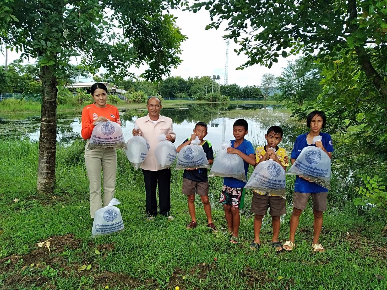 วันที่ 12 กรกฎาคม  2565  นายเมธา  ตาลเหล็ก  ประมงอำเภอนากลาง (รับผิดชอบพื้นที่อำเภอนาวัง) จังหวัดหนองบัวลำภู ดำเนินกิจกรรมบริหารจัดการแหล่งน้ำชุมชน ในพื้นที่อำเภอนาวัง ในแหล่งน้ำ  ร่วมกับคณะกรรมการบริหารจัดการแหล่งน้ำ ในพื้นที่อำเภอนาวัง ปล่อยพันธุ์สัตว์น้ำ จำนวน 40,000 ตัว ณ บ้านนาเจริญ หมู่ 8  ตำบลวังทอง และแหล่งน้ำวัดปัญจบุญญาวาส บ้านโคกหนองบัว ตำบลวังปลาป้อม อำเภอนาวัง  จังหวัดหนองบัวลำภู..คลิก