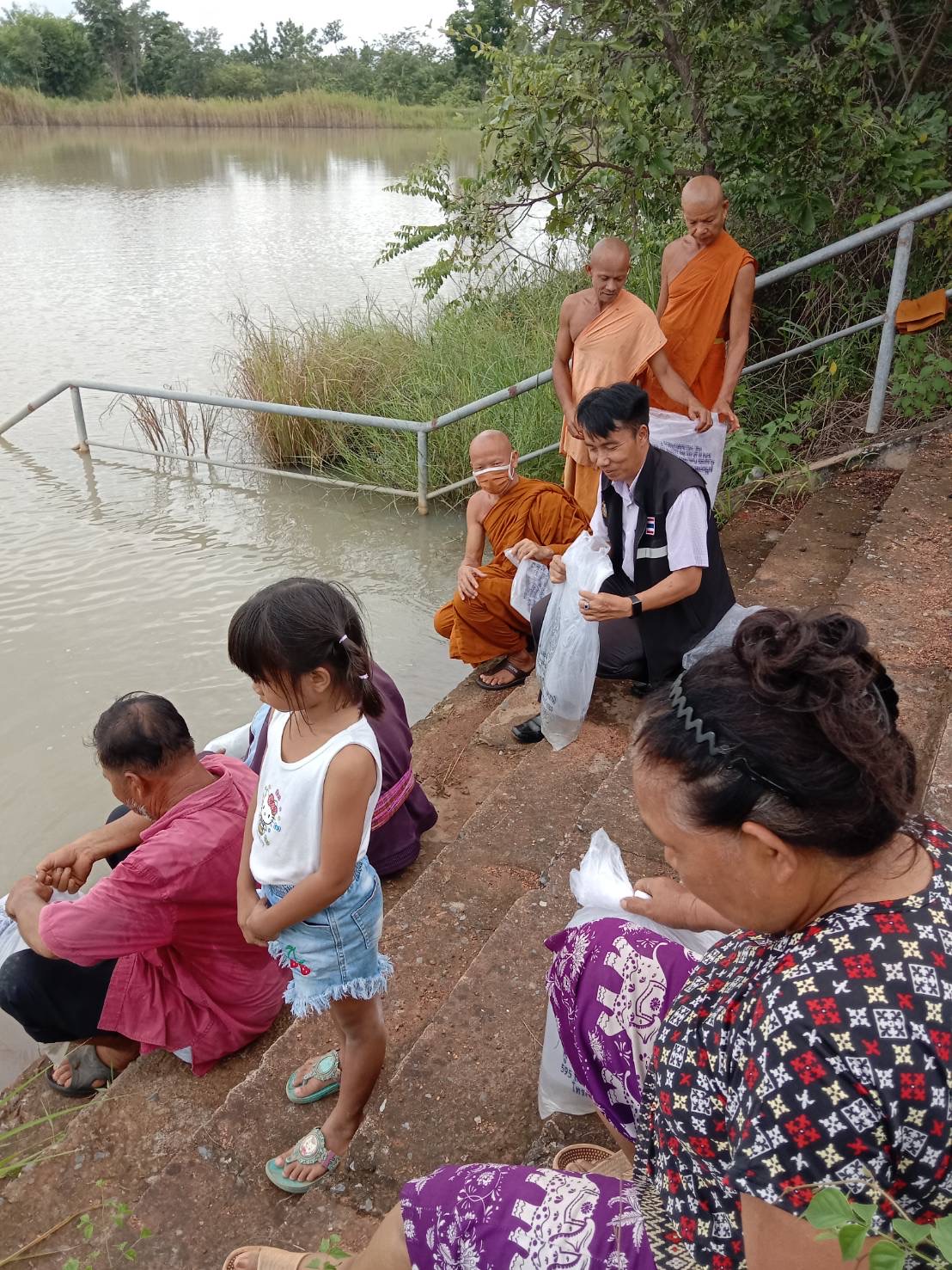 วันที่ 12 กรกฎาคม 65  นายวิทยา ประเสริฐสังข์ ประมงอำเภอโนนสังร่วมกับผู้ใหญ่บ้านและนำชุมชน วัดป่าพรมวิหาร และโรงเรียน รับพันธุ์สัตว์น้ำเพื่อปล่อยในแหล่งน้ำ ภายใต้โครงการบริหารจัดการแหล่งน้ำชุมชน และแหล่งน้ำขยายผลโครงการอันเนื่องมาจากพระราชดำริ กิจกรรม ประมงโรงเรียน พันธุ์ปลาตะเพียนขาว จำนวน 60,000 ตัว ดังนี้..คลิก