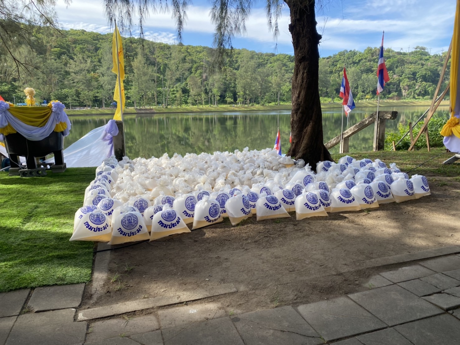 สำนักงานประมงจังหวัดภูเก็ตร่วมกับหน่วยงานในสังกัดกรมประมงจังหวัดภูเก็ต และเทศบาลตำบลราไวย์ จัดกิจกรรมปล่อยพันธุ์สัตว์น้ำ เนื่องในวันเฉลิมพระชนมพรรษาพระบาทสมเด็จ พระปรเมนทรรามาธิบดีศรีสินทรมหาวชิราลงกรณ พระวชิรเกล้าเจ้าอยู่หัว วันที่ 28 กรกฎาคม 2565..คลิก