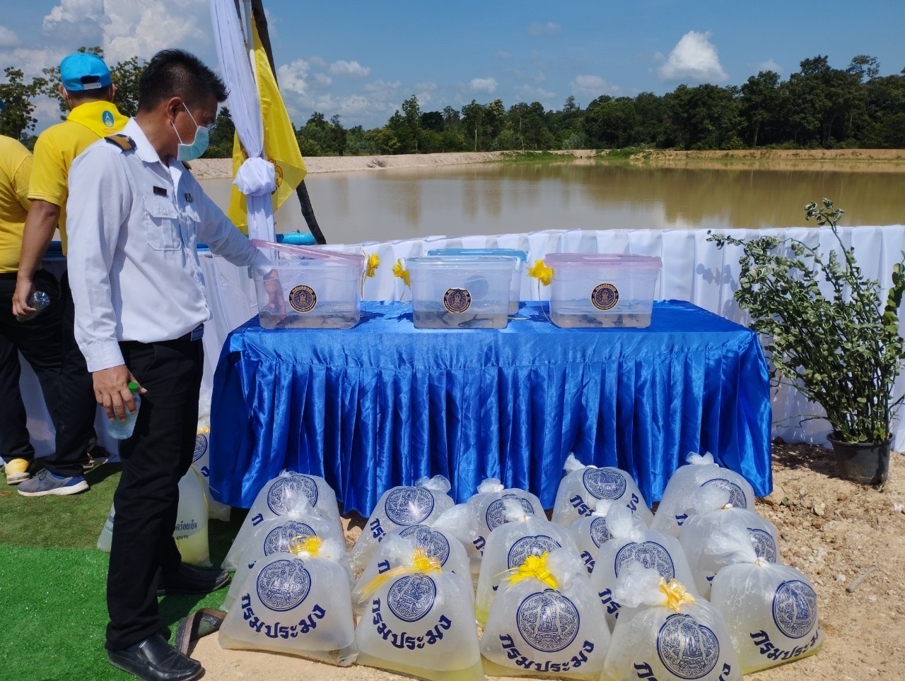 ร่วมพิธีปล่อยพันธุ์สัตว์น้ำ เฉลิมพระเกียรติ พระบาทสมเด็จพระปรเมนทรรามาธิบดีศรีสินทรมหาวชิราลงกร พระวชิรเกล้าเจ้าอยู่หัว เนื่องในวันเฉลิมพระชนพรรษา