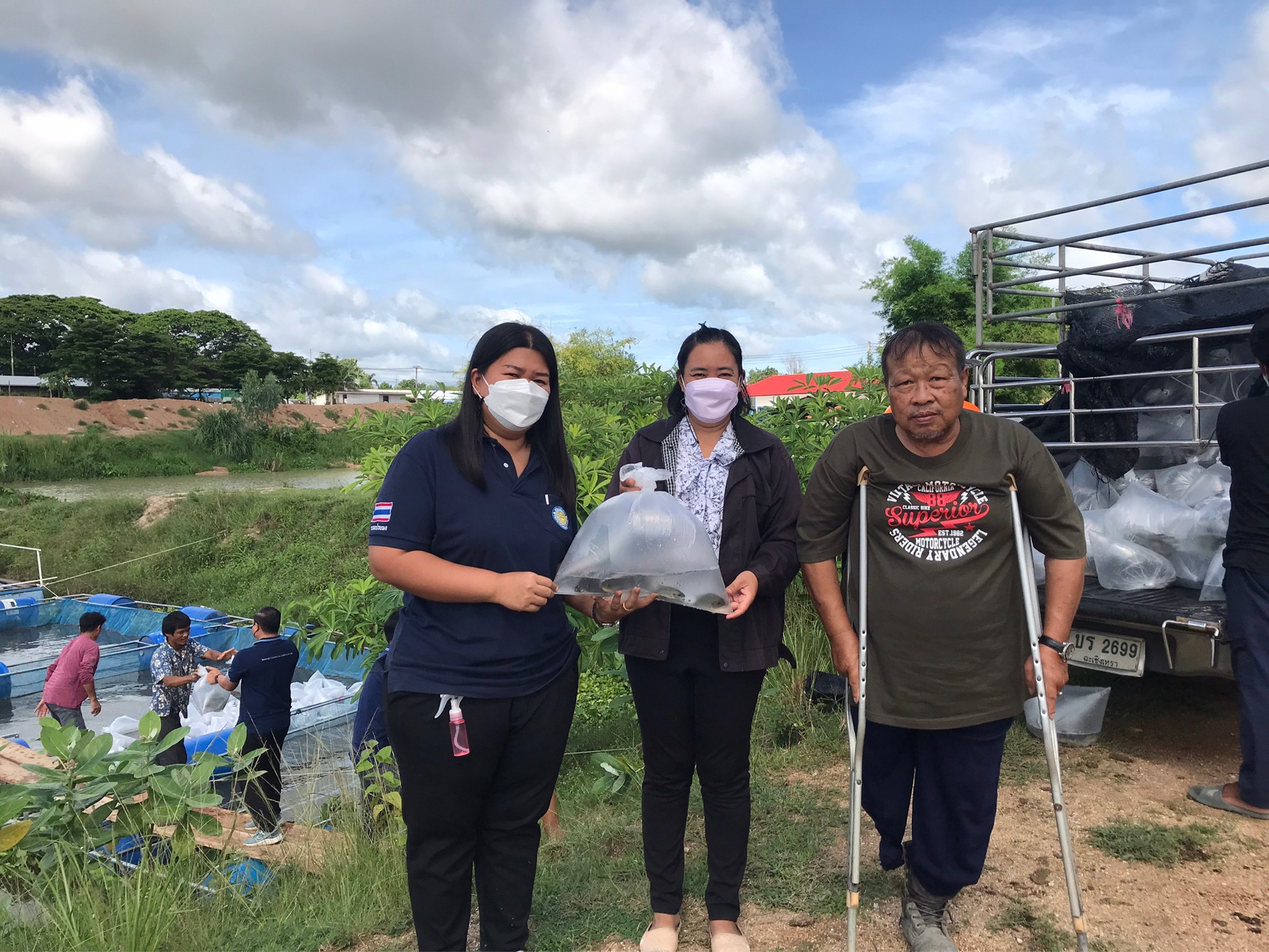 มอบปัจจัยการผลิตให้แก่ศูนย์เรียนรู้กลุ่มคนพิการ ตามโครงการส่งเสริมการเลี้ยงปลาในกระชังให้กับศูนย์เรียนรู้กลุ่มคนพิการ..คลิก