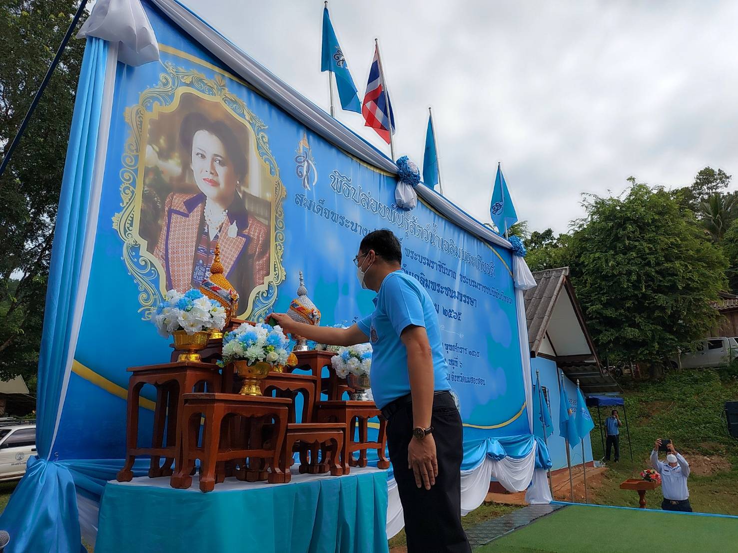 พิธีปล่อยพันธุ์สัตว์น้ำ เนื่องในโอกาสวันเฉลิมพระชนมพรรษา สมเด็จพระนางเจ้าสิริกิติ์ พระบรมราชินีนาถ พระบรมราชชนนีพันปีหลวง