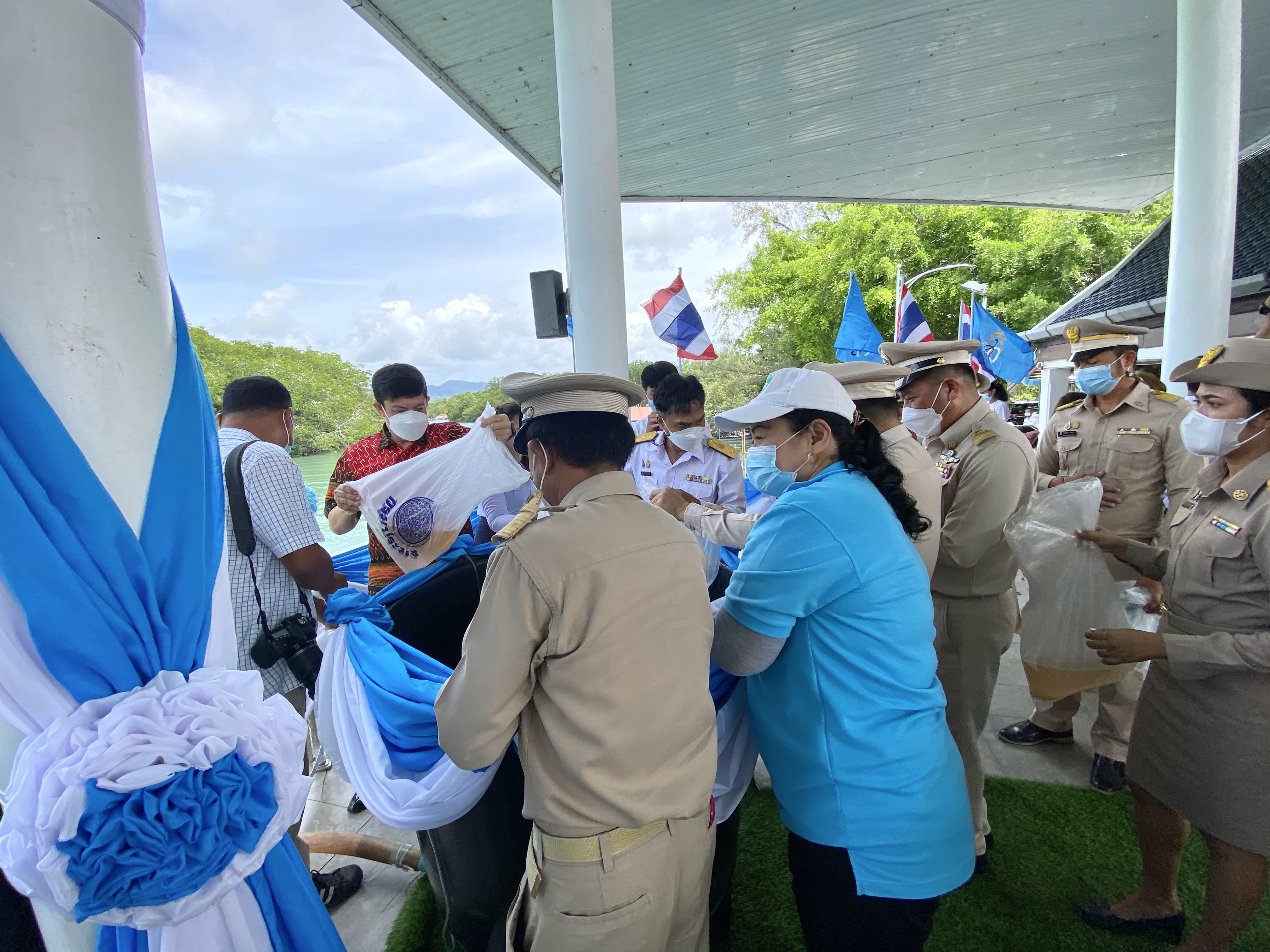 สำนักงานประมงจังหวัดภูเก็ตร่วมกับหน่วยงานในสังกัดกรมประมงจังหวัดภูเก็ต และเทศบาลตำบลวิชิต จัดกิจกรรมปล่อยพันธุ์สัตว์น้ำ เนื่องในวันเฉลิมพระชนมพรรษาสมเด็จพระนางเจ้าสิริกิติ์ พระบรมราชินีนาถ พระบรมราชชนนีพันปีหลวง..คลิก
