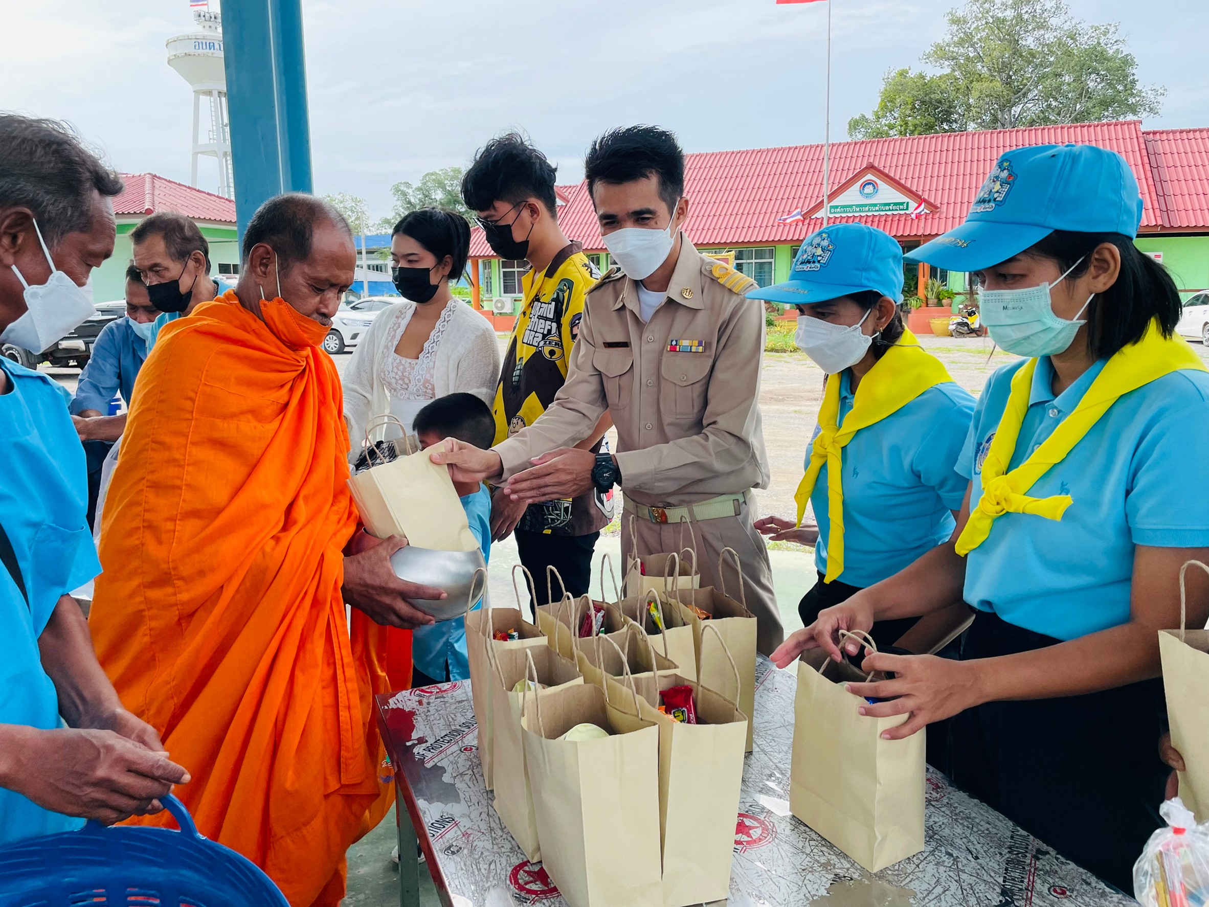 ศูนย์ฯ อ่างทอง ร่วมพิธีทำบุญตักบาตร ณ องค์การบริหารส่วนตำบลชัยฤทธิ์ และปล่อยพันธุ์สัตว์น้ำในกิจกรรมเฉลิมพระเกียรติสมเด็จพระนางเจ้าสิริกิติ์ พระบรมราชินีนาถ พระบรมราชชนนีพันปีหลวง เนื่องในโอกาสมหามงคลเฉลิมพระชนมพรรษา 90 พรรษา 12 สิงหาคม 2565 ณ คลองบางศาลา ตำบลชัยฤทธิ์ อำเภอไชโย จังหวัดอ่างทอง..คลิก
