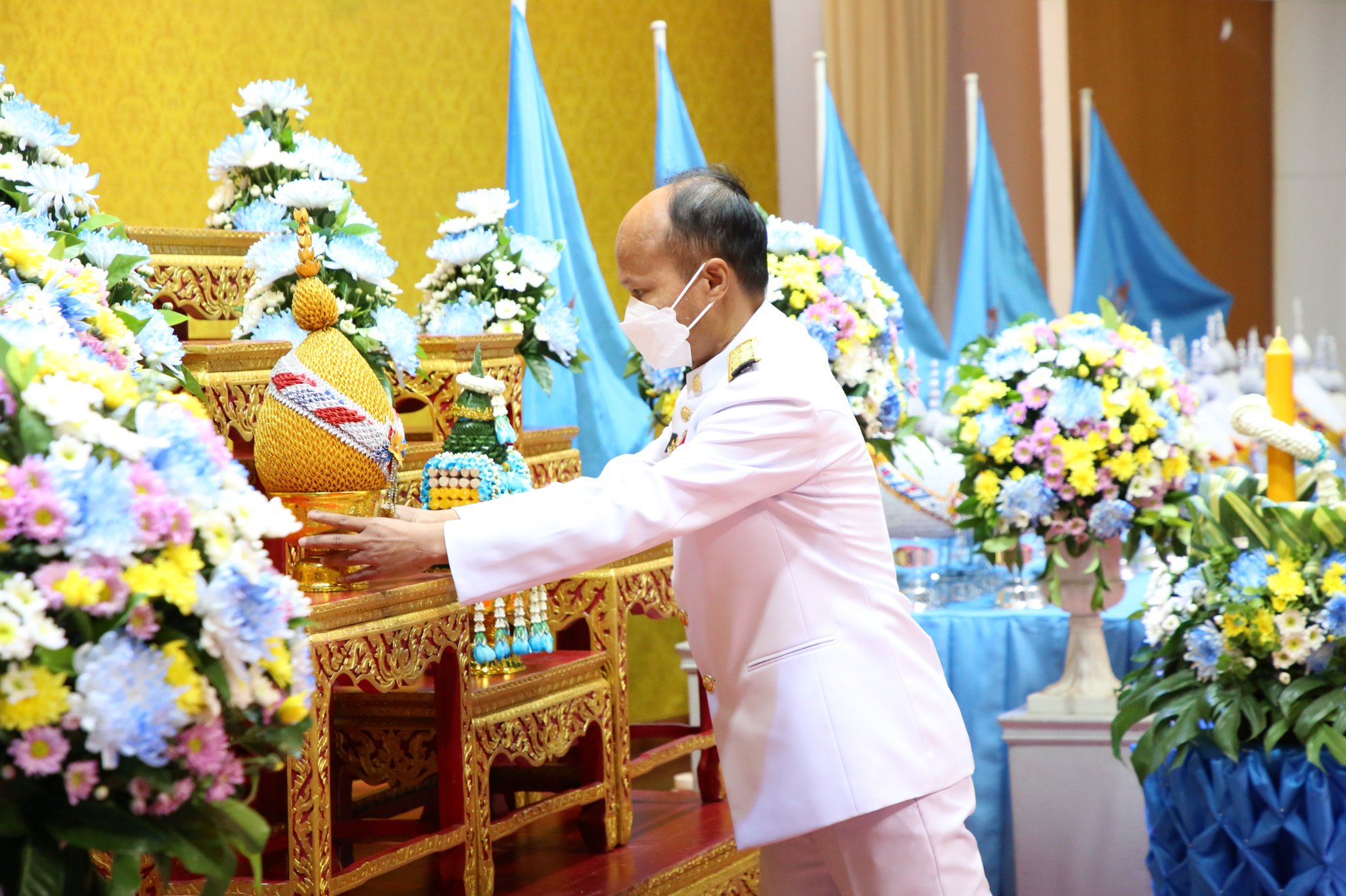 ร่วมพิธีถวายเครื่องราชสักการะ วางพานพุ่ม จุดเทียนถวายพระพรชัยมงคล เนื่องในโอกาสมหามงคลเฉลิมพระชนมพรรษา สมเด็จพระนางเจ้าสิริกิติ์ พระบรมราชินีนาถ พระบรมราชชนนีพันปีหลวง..คลิก