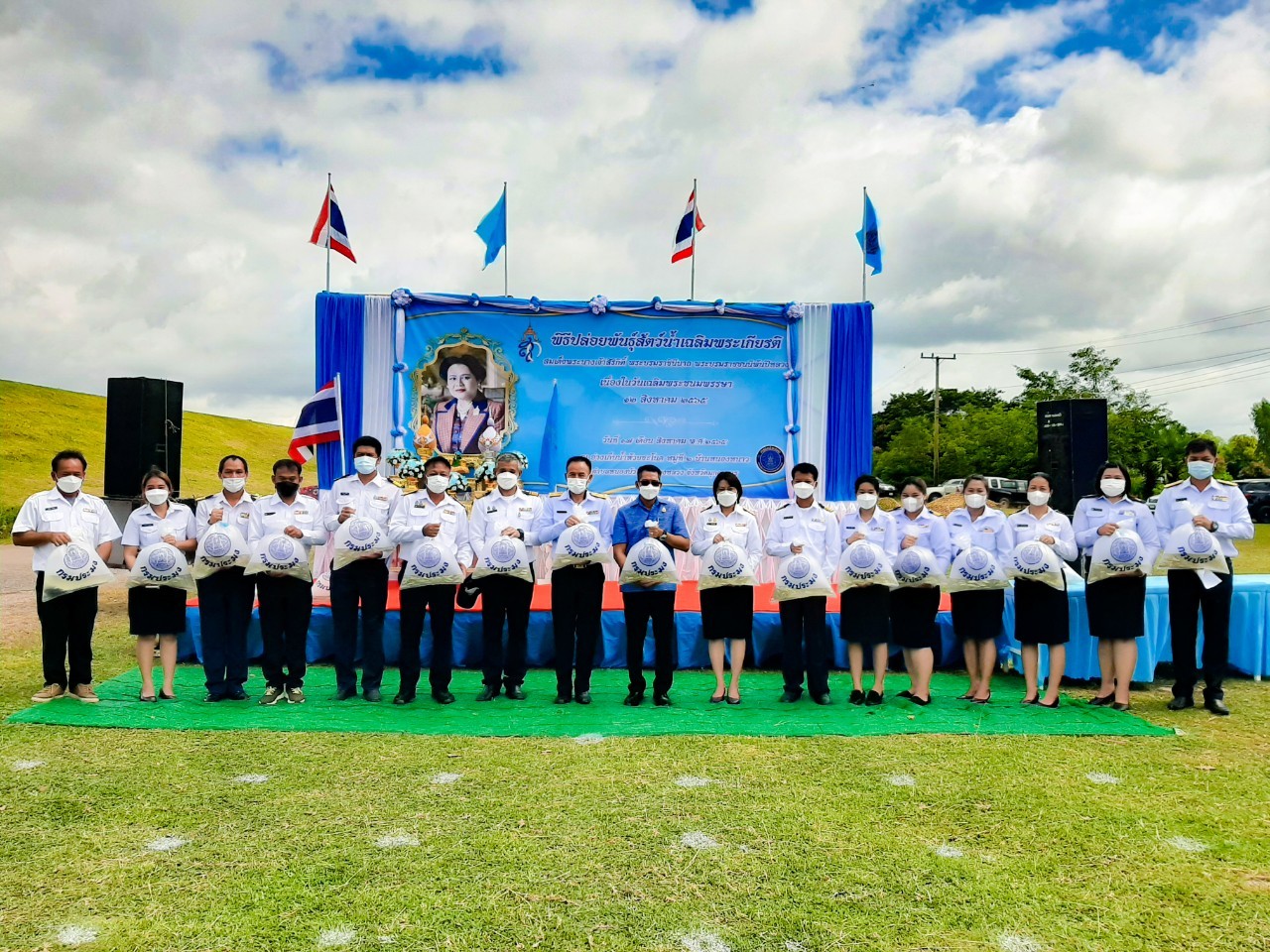 หน่วยงานสังกัดกรมประมงจังหวัดมุกดาหารร่วมจัดพิธีปล่อยพันธุ์สัตว์น้ำเนื่องในโอกาสมหามงคลเฉลิมพระชนมพรรษา 90 พรรษา..คลิก