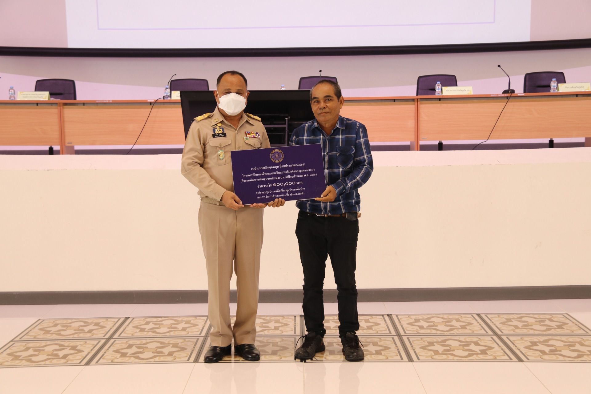 สำนักงานประมงจังหวัดภูเก็ต มอบป้ายเงินอุดหนุนแก่องค์กรชุมชนประมงท้องถิ่น จำนวน 6 ชุมชน..คลิก