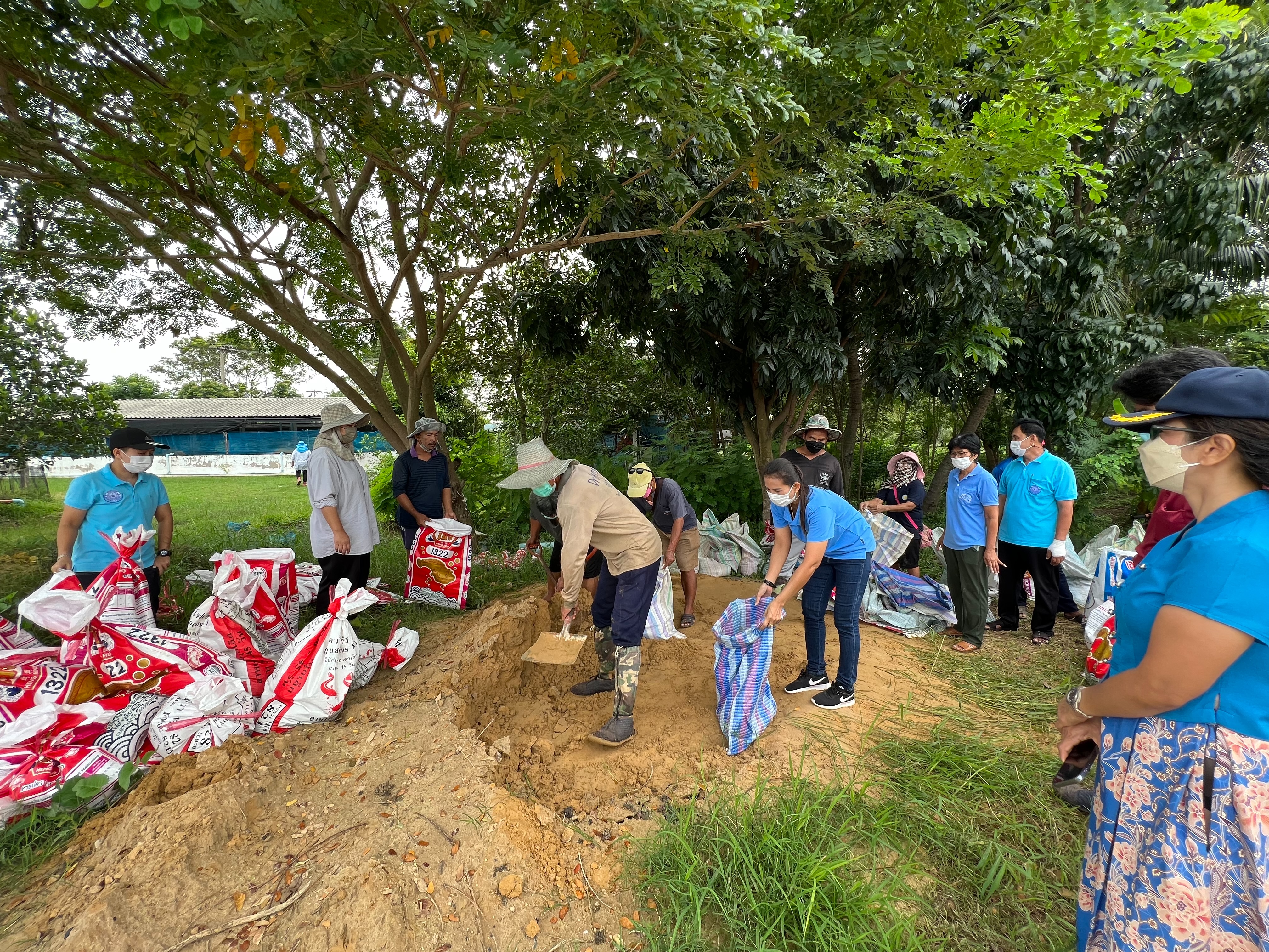 ศูนย์วิจัยและพัฒนาการเพาะเลี้ยงสัตว์น้ำจืดอ่างทอง เตรียมการณ์รับมือน้ำท่วม..คลิก