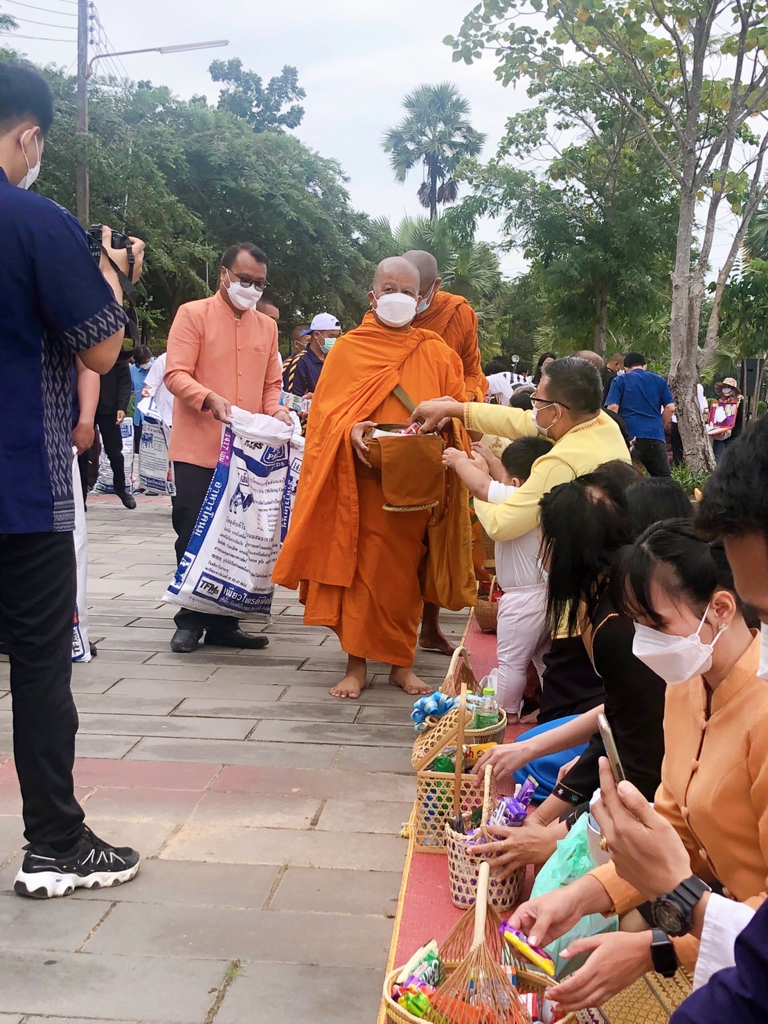“ศรีสะเกษพร้อมใจ นุ่งผ้าไทยใส่บาตร ทำความดี วิถีพอเพียง