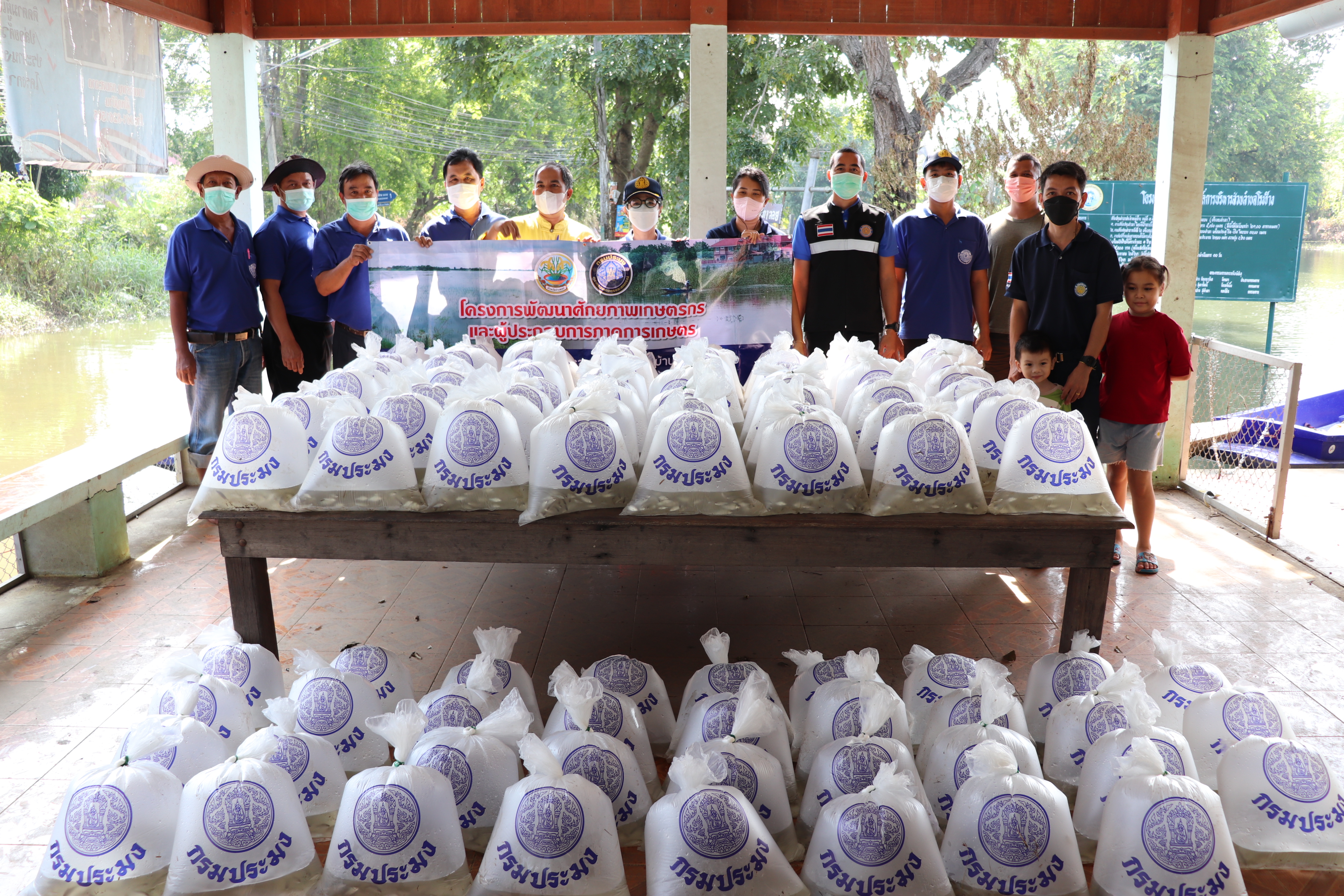 สนับสนุนและปล่อยพันธุ์ปลาในโครงการ พัฒนาศักยภาพเกษตรกร/และผู้ประกอบการภาคการเกษตร กิจกรรม บริหารจัดการชุมชนประมงพื้นบ้านอย่างยั่งยืน ครั้งที่ 6..คลิก