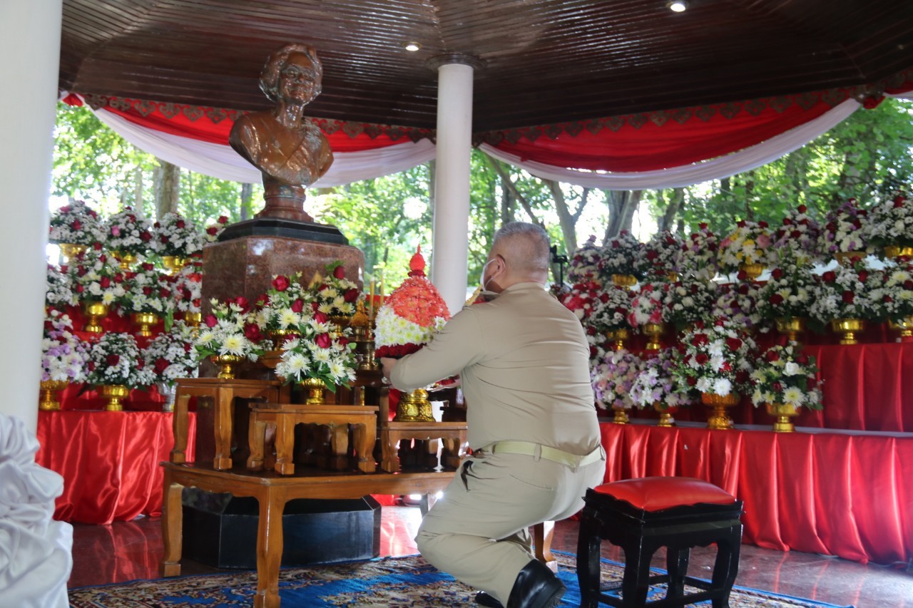 ร่วมพิธีวันคล้ายวันพระราชสมภพสมเด็จพระศรีนครินทราบรมราชชนนี