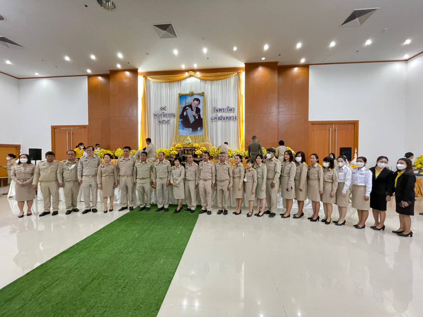 ร่วมพิธีวางพานพุ่มดอกไม้สด เนื่องใน 