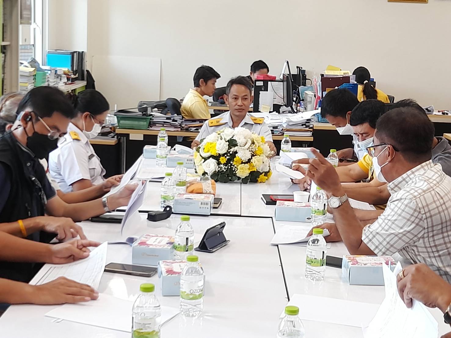 วันที่ 14 พฤศจิกายน 2565 สำนักงานประมงจังหวัดพังงา โดย กลุ่มพัฒนาและส่งเสริมอาชีพการประมง จัดประชุมคณะทำงานแก้ไขปัญหาการเลี้ยงกุ้งทะเลจังหวัดพังงา ครั้งที่ 4 ณ สำนักงานประมงจังหวัดพังงา โดยมีรายละเอียด ดังนี้ 1. กรมประมงเนินย้ำ การควบคุม กำกับดูแลการเพาะเลี้ยงกุ้งทะเลแลพการเข้าใช้งานระบบ APD ให้เป็นไปตามกฎหมาย ก่อนมีผลบังคับใช้ 1 มีนาคม 2565  2. ที่ประชุมรับทราบข้อมูลประกอบการประชุม เพื่อวิเคราะห์ทิศทางการดำเนินงานของคณะทำงานต่อไป 3. ชี้แจงรายละเอียดและความคืบหน้าโครงการเงินกู้เพื่อเกษตรกร โครงการ sand box และโครงการ คชก. ระยะที่ 2 4. การพัฒนาพ่อแม่พันธุ์กุ้งขาวของกรมประมง เพื่อกระจายพ่อแม่พันธุ์ให้โรงเพาะฟักที่สนใจ ผลิตลุกกุ้งกระจายให้แก่เกษตรกรบ่อเลี้ยง 5. การถอดบทเรียนเกษตรกรที่ประสบความสำเร็จของจังหวัดพังงา และผลักดันแนวทางให้เกษตรกรที่มีปัญหาในพื้นที่ 6. เรื่องการส่งเสริมสัตว์น้ำเศรษฐกิจตัวใหม่ๆ เป็นทางเลือกแก่เกษตรกร..คลิก