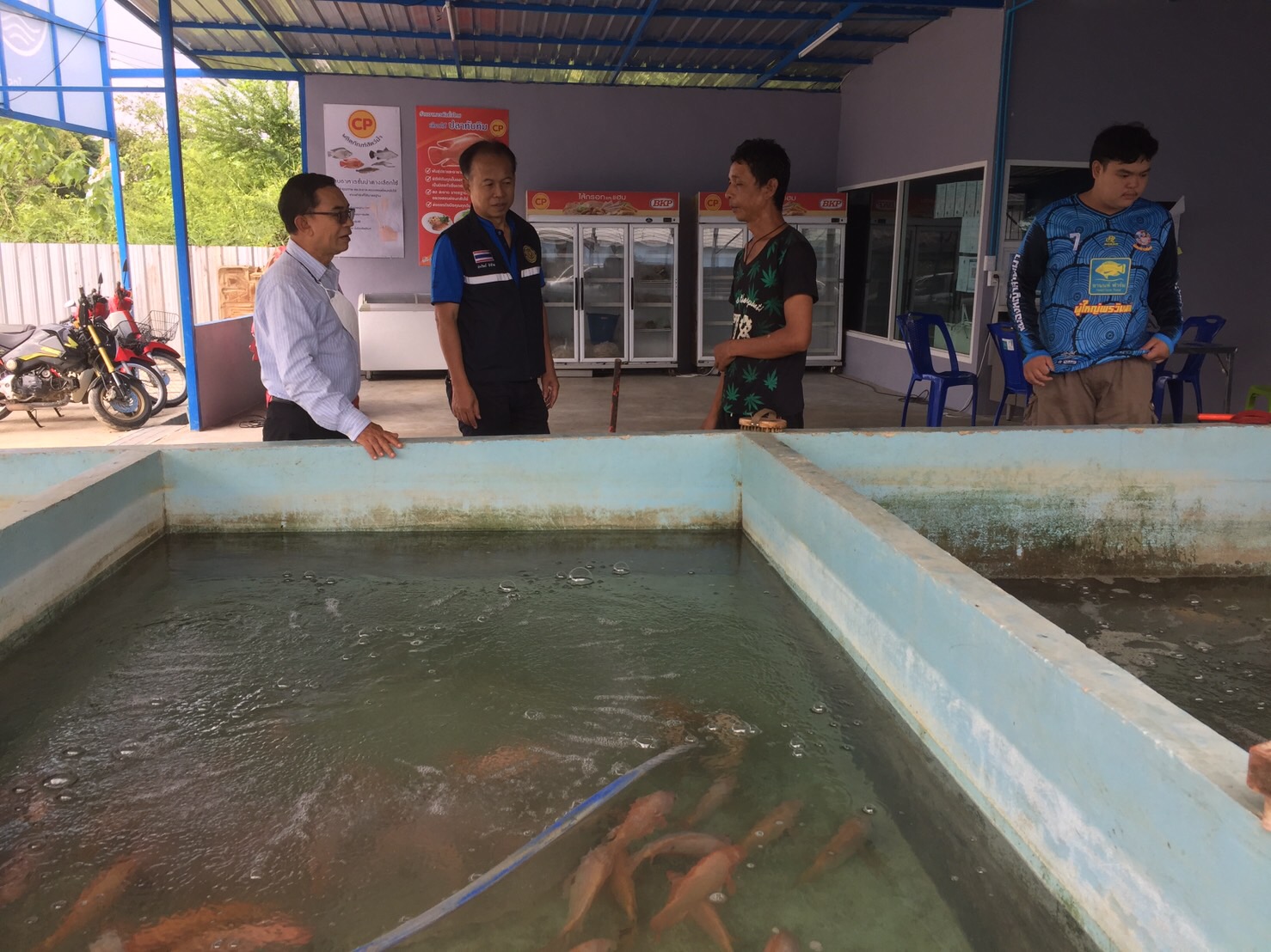 นายประวิทย์ ขำร้าย ผู้ตรวจราชการกรม ลงพื้นที่ตรวจเยี่ยมร้านจำหน่ายสินค้าประมง จากกลุ่มเกษตรกรแปลงใหญ่ปลาทับทิมแม่น้ำจังหวัดกาญจนบุรี..คลิก