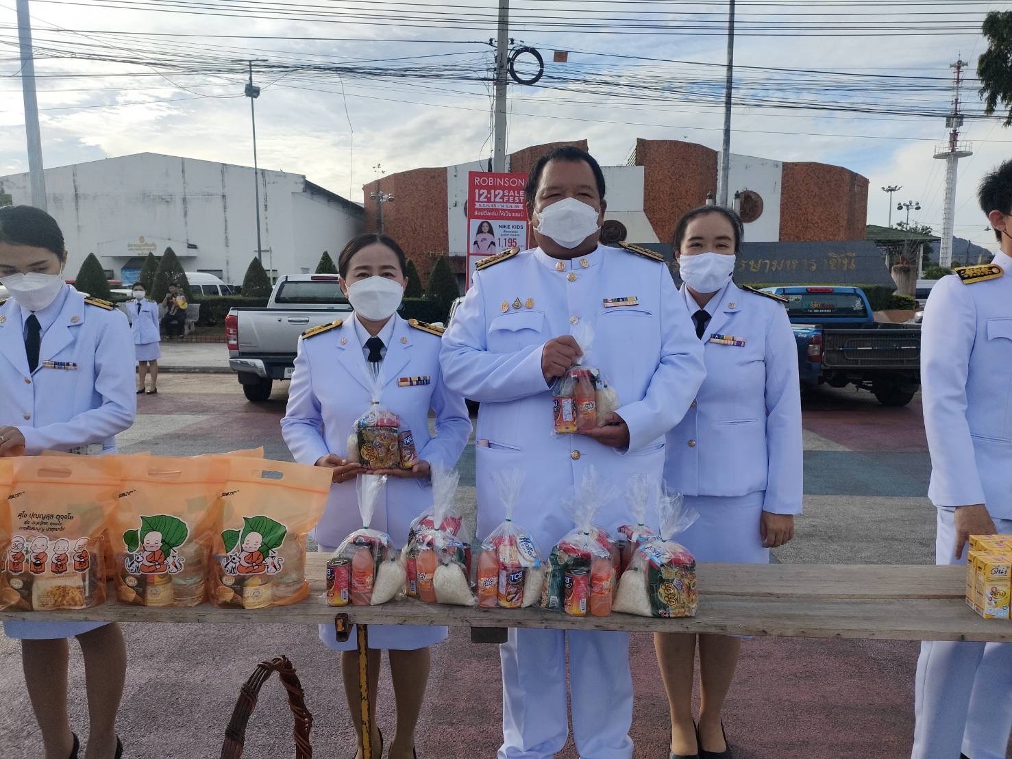 ร่วมพิธีทำบุญตักบาตรถวายพระราชกุศล พิธีถวายพานพุ่มดอกไม้และพิธีถวายบังคม  (วันชาติ และวันพ่อแห่งชาติ  5 ธันวาคม 2565)..คลิก