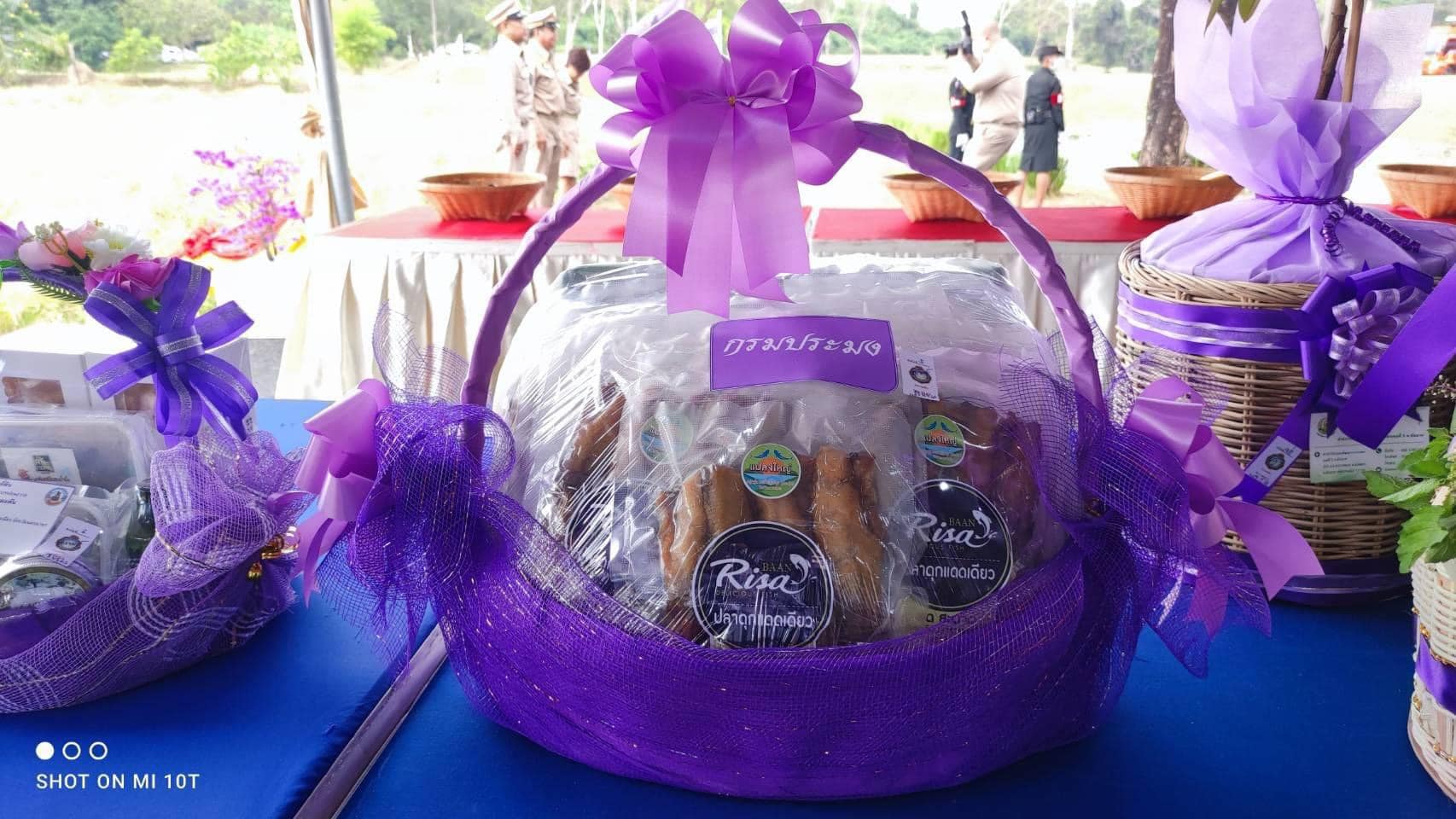 รับเสด็จฯ พลเอกหญิงสมเด็จพระกนิษฐาธิราชเจ้า กรมสมเด็จพระเทพรัตนราชสุดา ฯ สยามบรมราชกุมารี เนื่องในโอกาสจะเสด็จพระราชดำเนินเป็นการส่วนพระองค์ มาทอดพระเนตรการเกี่ยวข้าว ณ แปลงนาสาธิตการเกษตร โรงเรียนนายร้อยพระจุลจอมเกล้า จังหวัดนครนายก..คลิก