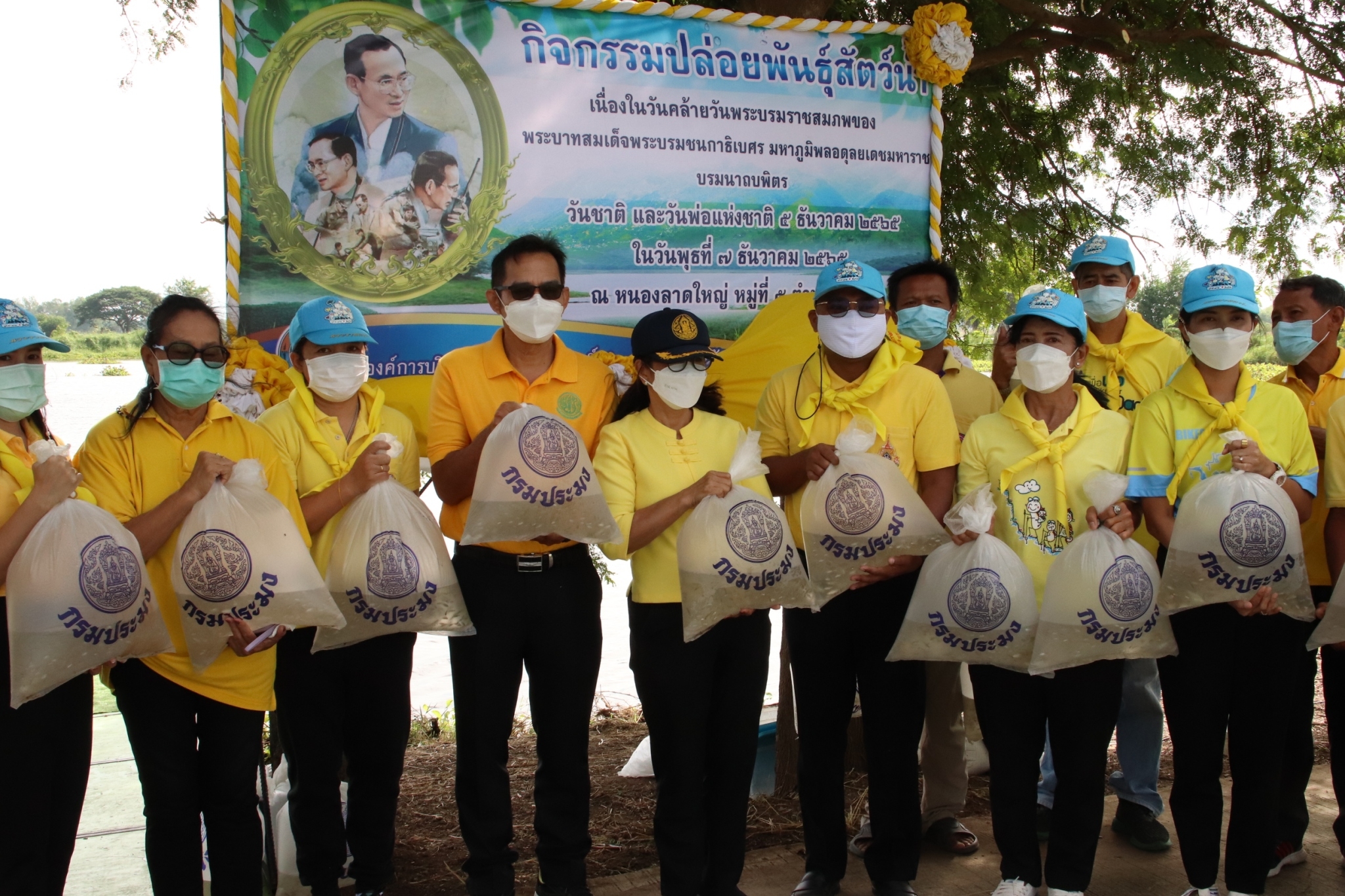 ศูนย์ฯ อ่างทอง ร่วมกิจกรรมปล่อยพันธุ์สัตว์น้ำ เป็น ปลาตะเพียนทอง และปลาตะเพียนขาว จำนวน 50,000 ตัว เนื่องในวันคล้ายวันพระบรมราชสมภพของ พระบาทสมเด็จพระบรมชนกาธิเบศร มหาภูมิพลอดุลยเดชมหาราช บรมนาถบพิตร วันชาติ และวันพ่อแห่งชาติ 5 ธันวาคม 2565 ณ หนองลาดใหญ่..คลิก