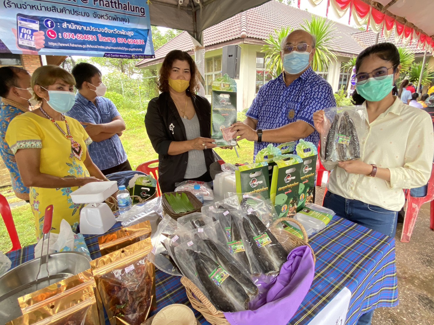 ประมงจังหวัดพัทลุง พร้อมด้วย กลุ่มพัฒนาและส่งเสริมอาชีพการประมง เข้าร่วมงานแถลงข่าว  เทศกาลกระเช้าของขวัญปีใหม่ 2566 ของศูนย์แสดงและจำหน่ายสินค้าหนึ่งตำบลหนึ่งผลิตภัณฑ์ (OTOP)  องค์การบริหารส่วนจังหวัดพัทลุง..คลิก