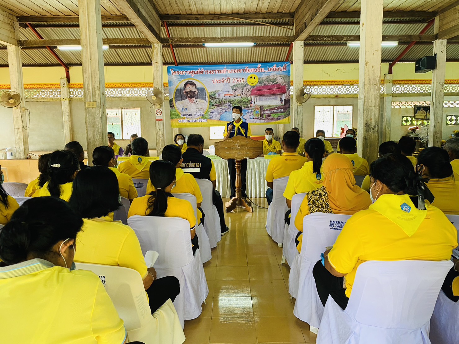 ประมงอำเภอเขาชัยสน  ร่วมโครงการศูนย์ดำรงธรรมอำเภอเขาชัยสนยิ้ม...เคลื่อนที่  โดยมี นายอำเภอเขาชัยสน  เป็นประธาน  ในการนี้ประมงอำเภอเขาชัยสน ได้ชี้แจงข้อราชการ เรื่อง การเตรียมความพร้อมรับสถานการณ์อุทกภัย (ด้านประมง)  และการขึ้นทะเบียนผู้เพาะเลี้ยงสัตว์น้ำ การปรับปรุงทะเบียนผู้เพาะเลี้ยงสัตว์น้ำ ณ วัดแตระ หมู่ที่ ๖ ต.จองถนน อ.เขาชัยสน จ.พัทลุง..คลิก