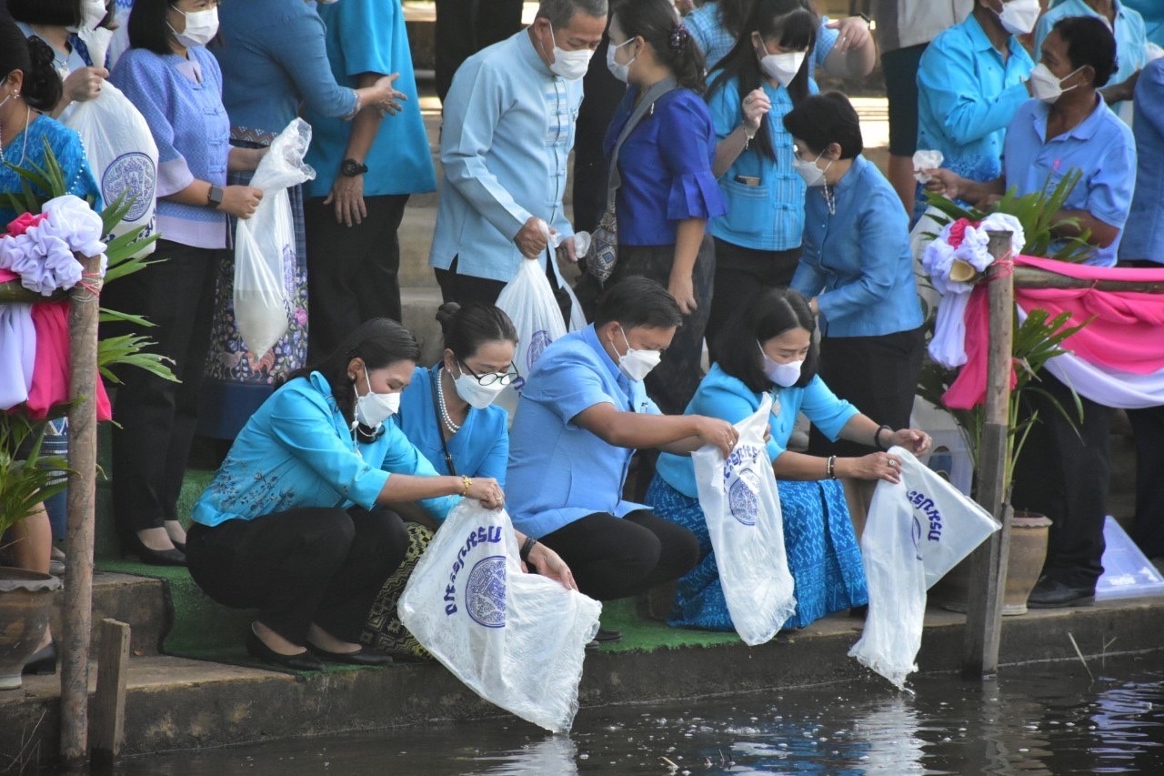 ร่วมพิธีปล่อยพันธุ์สัตว์น้ำ เพื่อถวายพระพรชัยมงคล แด่สมเด็จพระเจ้าลูกเธอ เจ้าฟ้าพัชรกิติยาภา นเรนทิราเทพยวดี กรมหลวงราชสาริณีสิริพัชร มหาวัชรราชธิดา บริเวณแพปลาวัดโพธิวงษ์ ตำบลบ้านแห อำเภอเมืองอ่างทอง จังหวัดอ่างทอง..คลิก