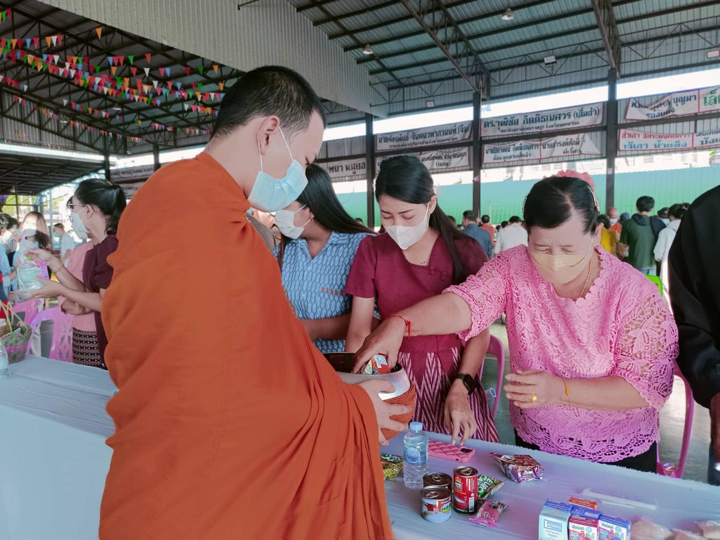 ร่วมพิธีตักบาตรปีใหม่และปล่อยพันธุ์สัตว์น้ำ..คลิก