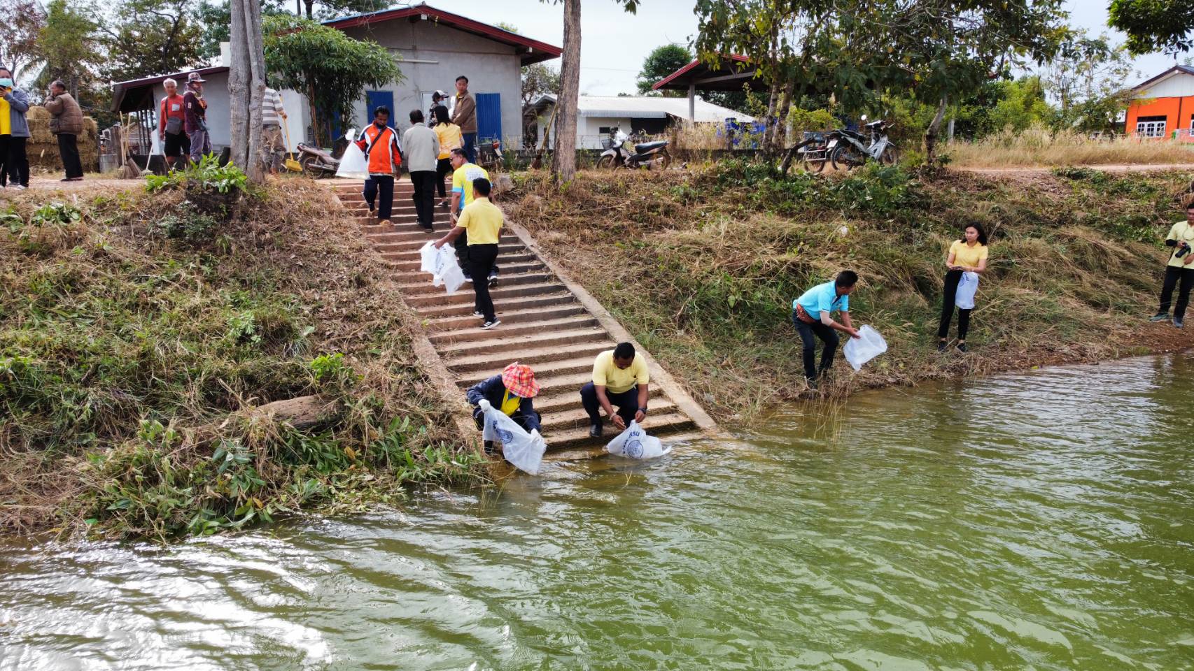 สำนักงานประมงจังหวัดนครพนม พร้อมเจ้าหน้าที่สำนักงานประมงจังหวัดนครพนม ร่วมกับศูนย์วิจัยและพัฒนาการเพาะเลี้ยงสัตว์น้ำจืดนครพนม..คลิก