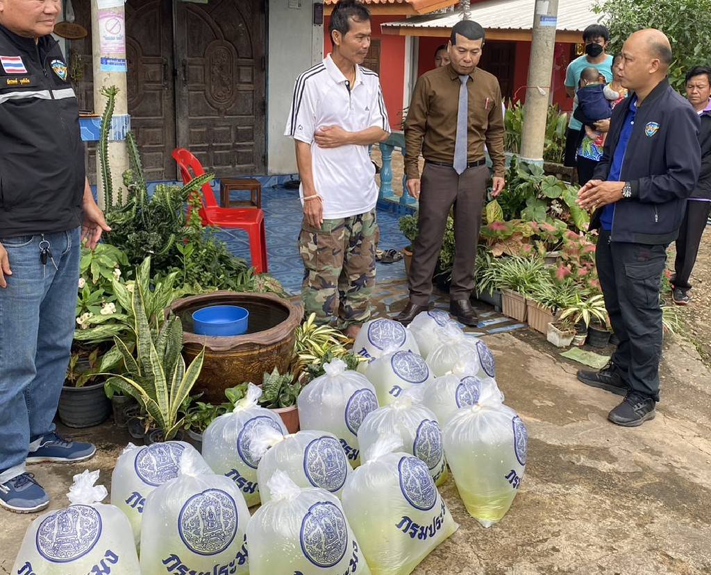 ประมงอำเภอศรีสงคราม ร่วมมอบพันธุ์ปลาสร้างอาชีพแก่เกษตรกร จำนวน 15,000 ตัว..คลิก
