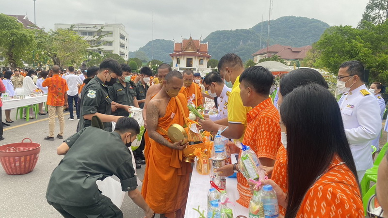 ร่วมพิธีทำบุญตักบาตร เพื่อถวายพระพรชัยมงคล..คลิก