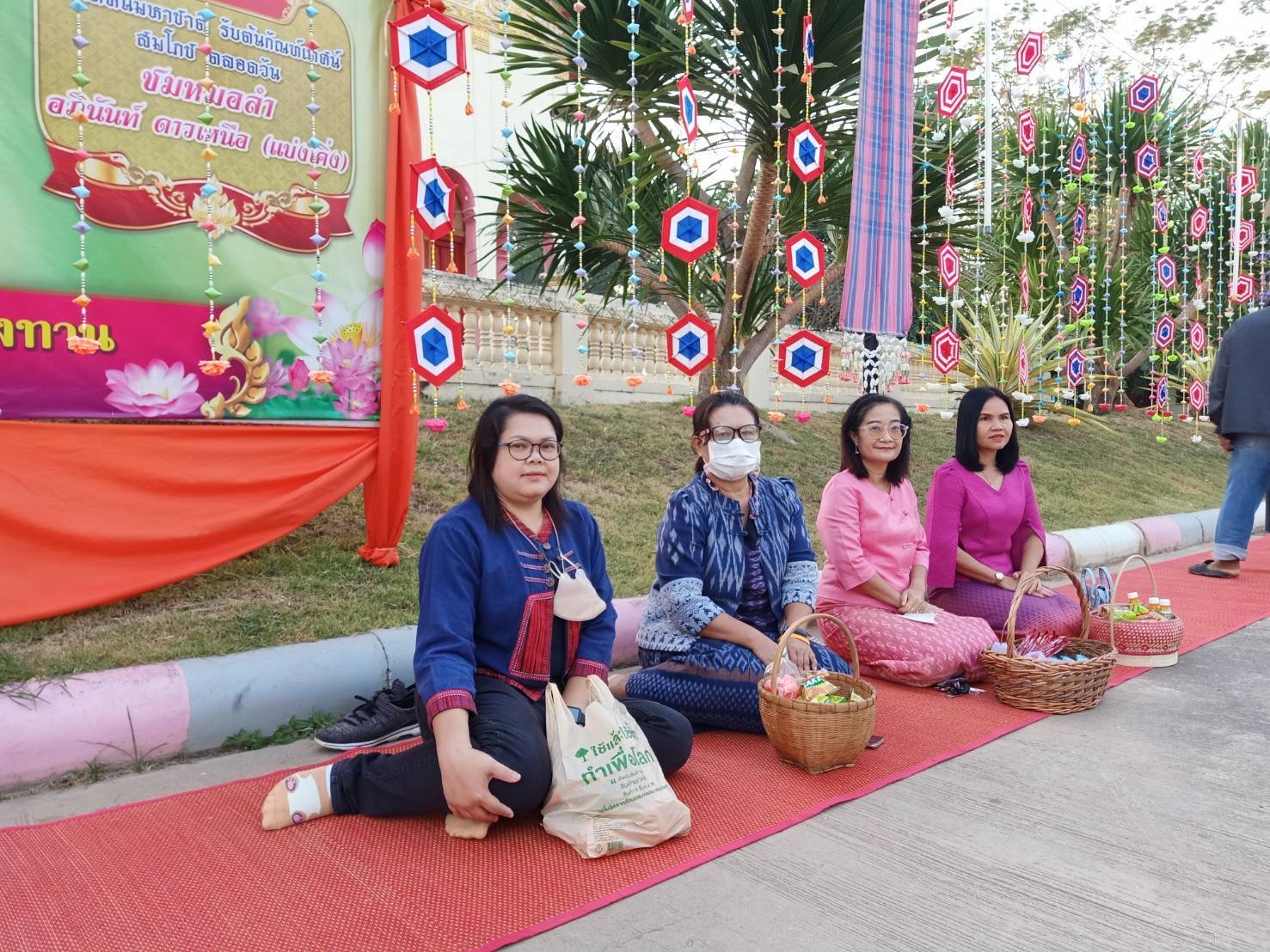 วันที่ 21 มกราคม 2566 สำนักงานประมงจังหวัดหนองบัวลำภู ร่วมกิจกรรมชาวหนองบัวลำภูสวมใส่ผ้าไทยใส่บาตรทุกวันพระ ถวายพระกุศล สมเด็จพระเจ้าลูกเธอเจ้าฟ้าสิริวัณณวรี นารีรัตนราชกัญญา เนื่องในโอกาสวันคล้ายวันประสูติครบ 1 รอบ ในวันที่ 8 มกราคม พ.ศ.2566..คลิก