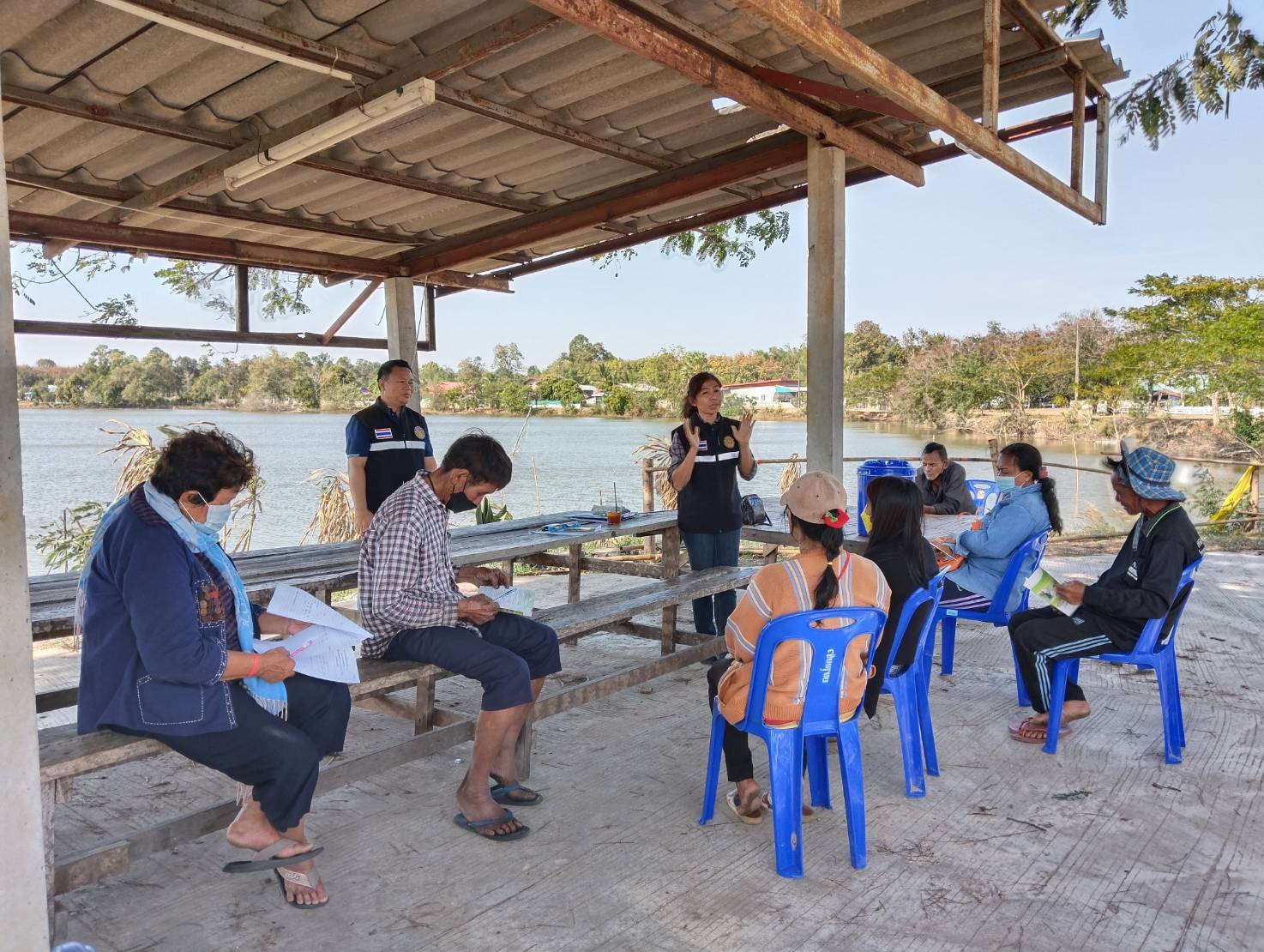 ถ่ายทอดความรู้ด้านการเพาะเลี้ยงสัตว์น้ำให้กับเกษตรกร ผู้เข้าร่วมโครงการส่งเสริมอาชีพประมง