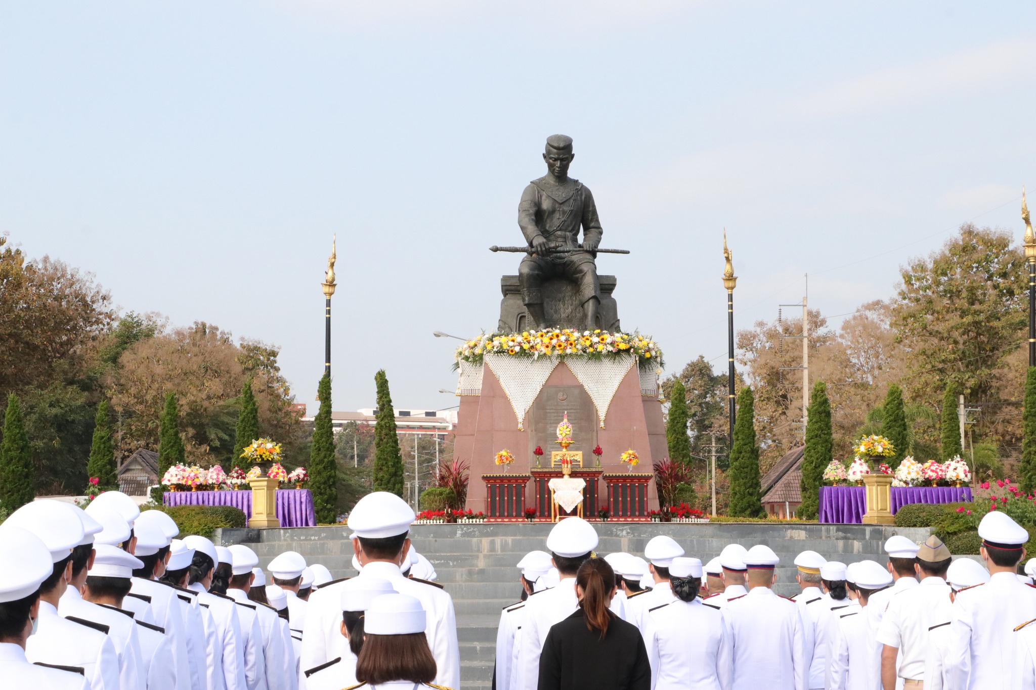 เข้าร่วมประกอบพิธีถวายพานพุ่มดอกไม้สด สักการะเบื้องหน้าพระบรมราชานุสาวรีย์พระนเรศวรมหาราช เนื่องในวันยุทธหัตถี สมเด็จพระนเรศวรมหาราช..คลิก