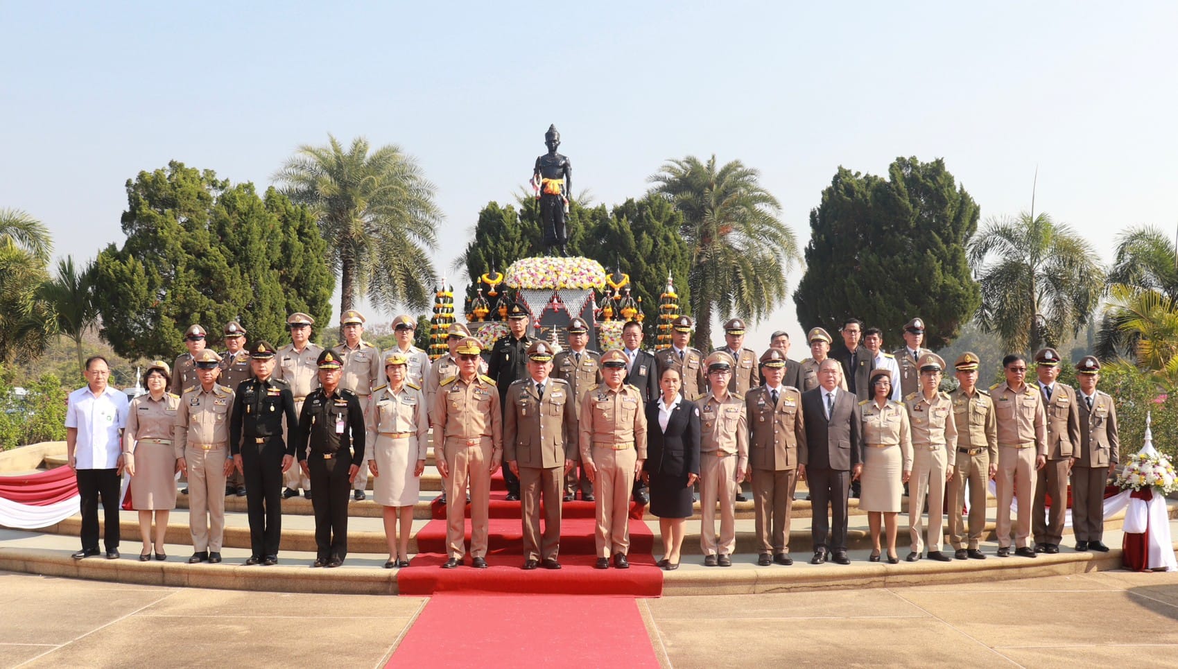 เข้าร่วมประกอบพิธีถวายพานพุ่มสักการะพระอนุสาวรีย์พญางำเมือง..คลิก