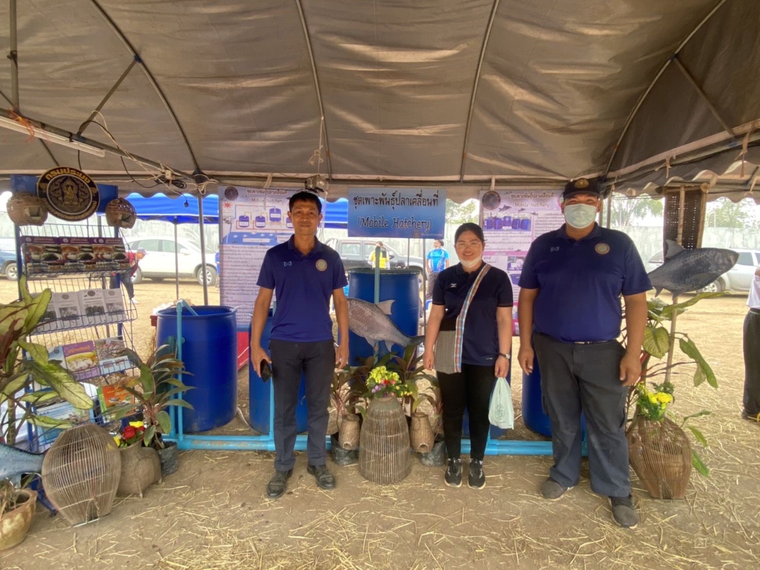 วันที่ 3 กุมภาพันธ์ 2566       นายเมธา ตาลเหล็ก ประมงอำเภอนากลาง รับผิดชอบงานด้านประมงอำเภอนาวัง นายธีระศักดิ์ ศรีร่องหอย นักวิชาการประมงปฏิบัติการ และนายไพศาล ศรีคูณ นักวิชาการประมง ร่วมจัดนิทรรศการชุดเพาะพันธุ์สัตว์น้ำเคลื่อนที่ (Mobile hatchery) ในงานมหกรรมกีฬาดีที่นาวังและเกษตรแฟร์ ประจำปี 2566..คลิก