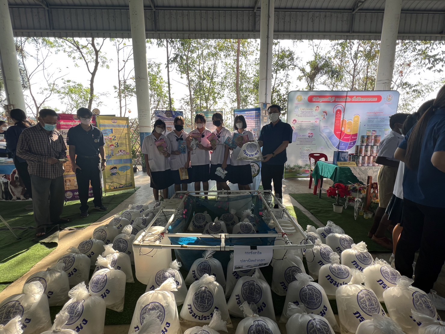 ร่วมงานคลินิกเกษตรเคลื่อนที่ในพระราชานุเคราะห์ สมเด็จพระบรมโอรสาธิราชฯ สยามมกุฎราชกุมาร ณ วัดศรีจุฬา..คลิก