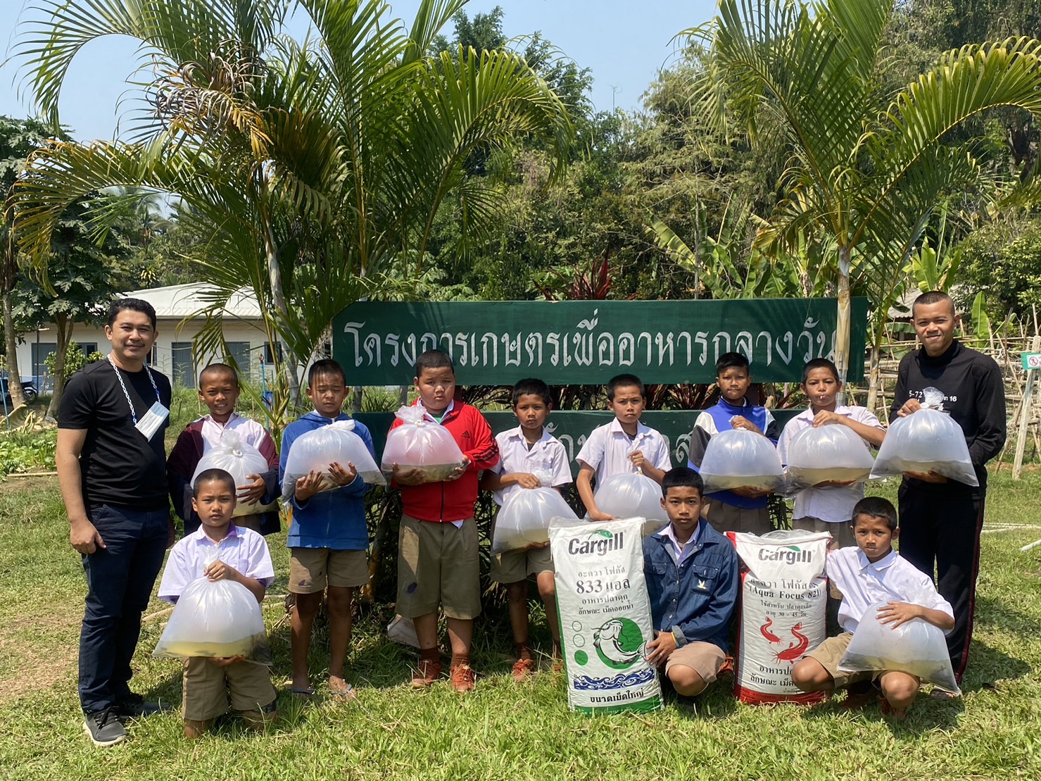 สำนักงานประมงจังหวัดกาญจนบุรี มอบพันธุ์สัตว์น้ำและอาหารสัตว์น้ำ แก่โรงเรียนสุนทรเวช ตำบลไล่โว่ อำเภอสังขละบุรี จังหวัดกาญจนบุรี..คลิก