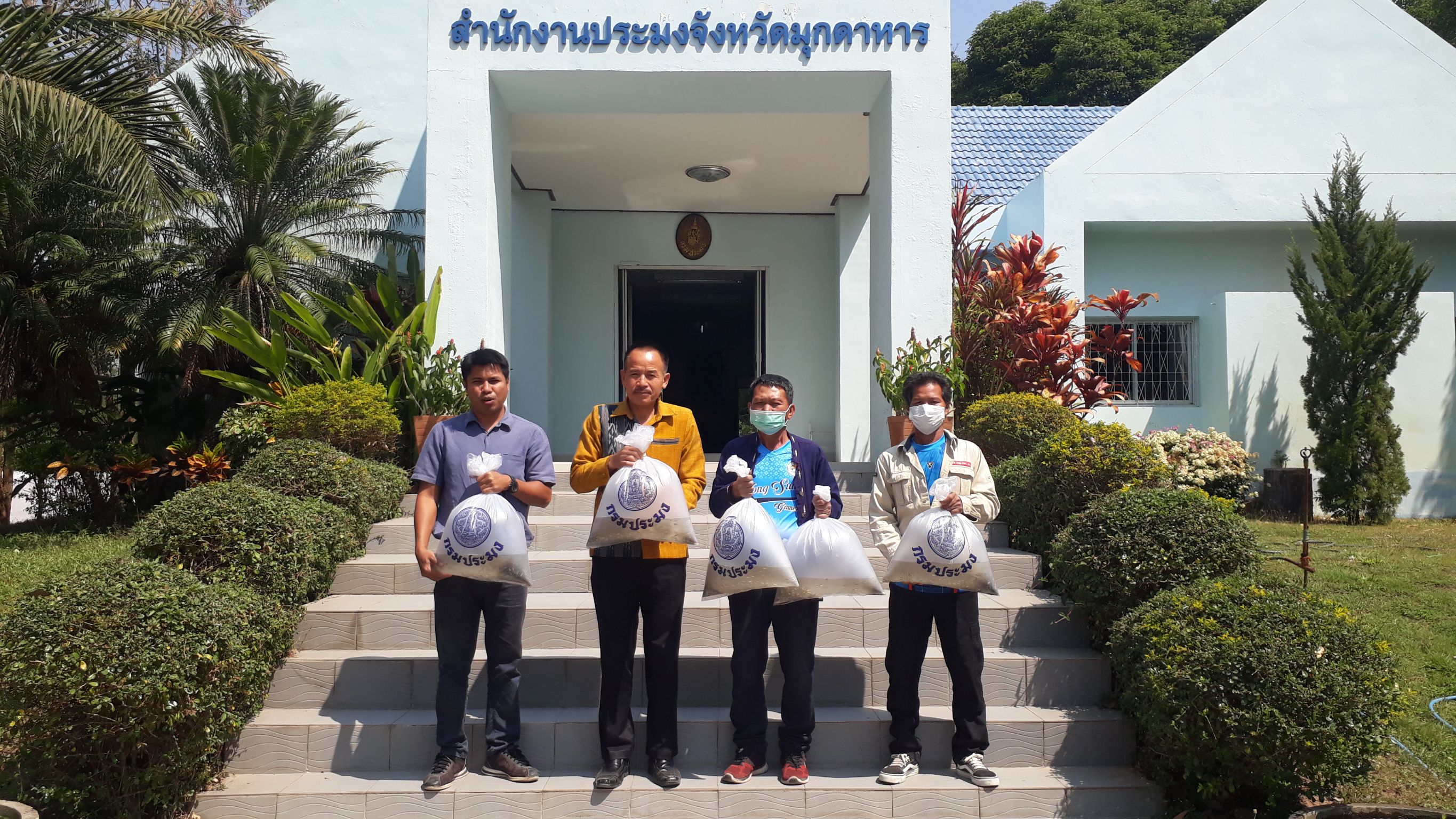 มอบพันธุ์สัตว์น้ำให้ผู้นำชุมชนเพื่อเพิ่มผลผลิตในแหล่งน้ำชุมชน