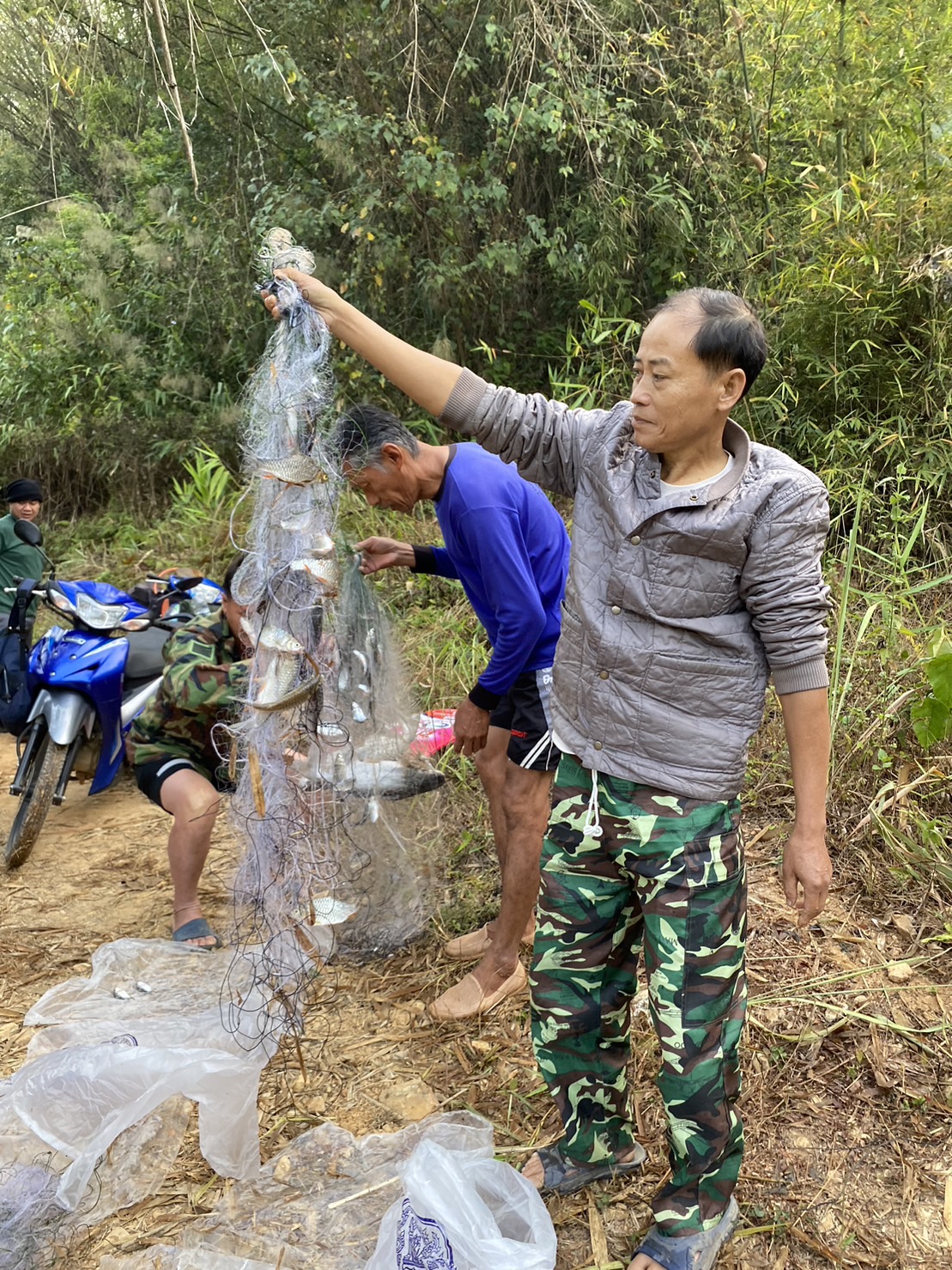 การออกสำรวจทรัพยากรสัตว์น้ำ  โครงการหลวงปังค่า..คลิก
