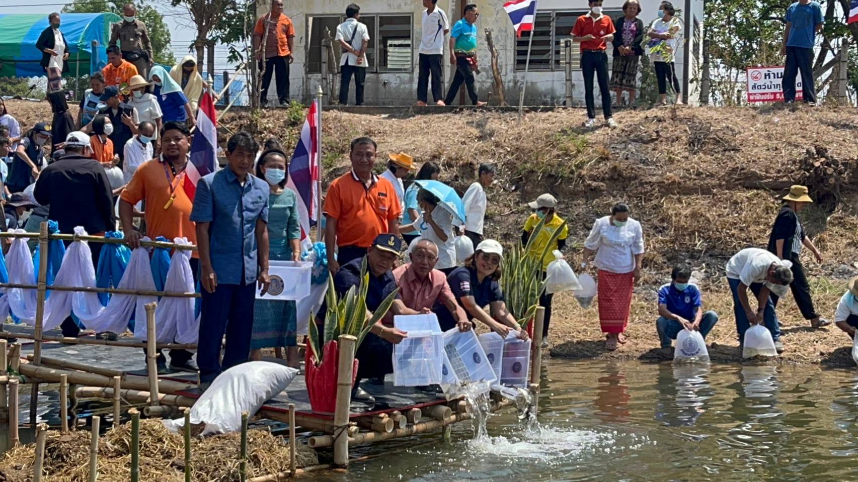 จัดกิจกรรมปล่อยพันธุ์สัตว์น้ำโครงการธนาคารสินค้าเกษตรอำเภอบึงบูรพ์..คลิก