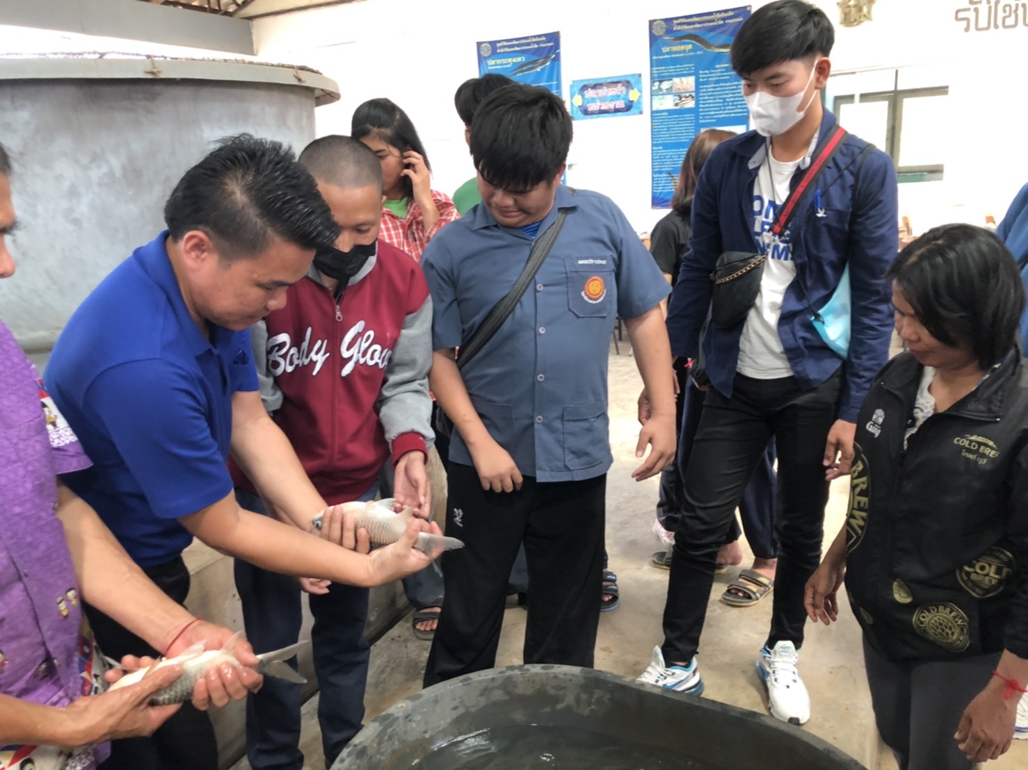 จัดฝึกอบรม โครงการส่งเสริมอาชีพประมง หลักสูตร “เยาวชนนักเพาะเลี้ยงสัตว์น้ำจืด”   มีเยาวชนจาก จังหวัดร้อยเอ็ด เข้าร่วมจำนวน 12 ราย สนใจเข้ารับการอบรม..คลิก