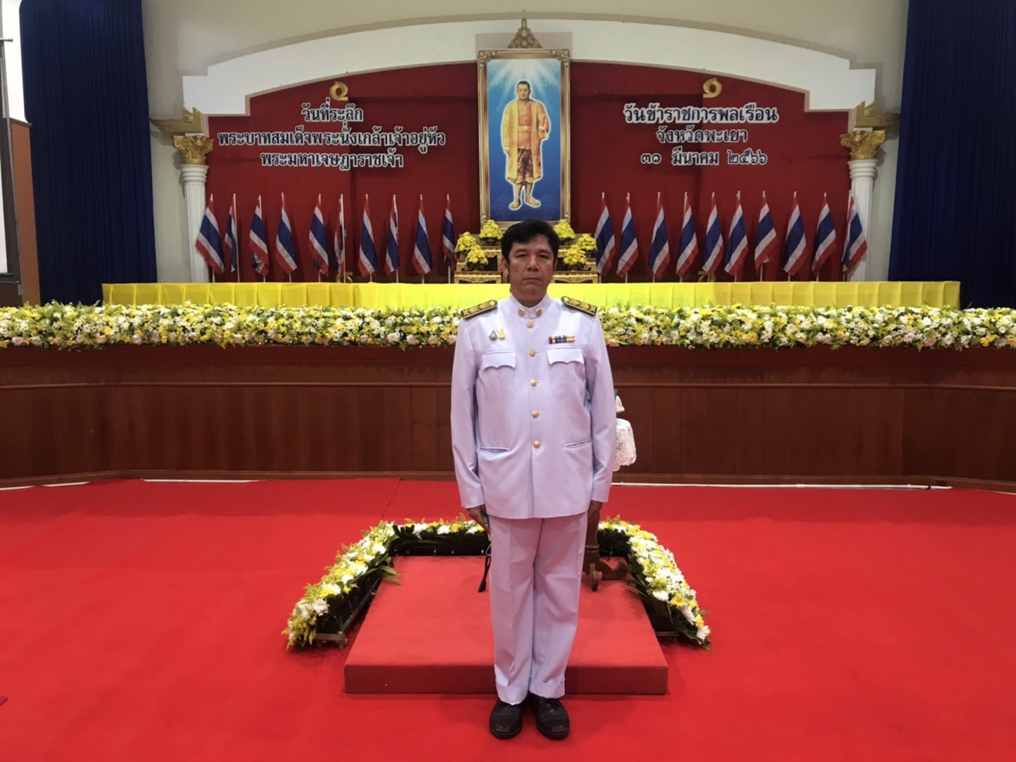 ร่วมประกอบพิธีถวายเครื่องราชสักการะ พานพุ่มดอกไม้สด เบื้องหน้าพระบรมสาทิสลักษณ์ พระบาทสมเด็จพระนั่งเกล้าเจ้าอยู่หัว รัชกาลที่ ๓..คลิก