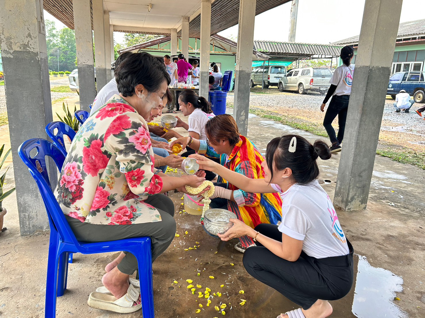 สรงน้ำพระ และรดน้ำดำหัวผู้สูงอายุ เนื่องในประเพณีสงกรานต์และปีใหม่ไทย สืบสานสงกรานต์วิถีไทย ประจำปี ๒๕๖๖