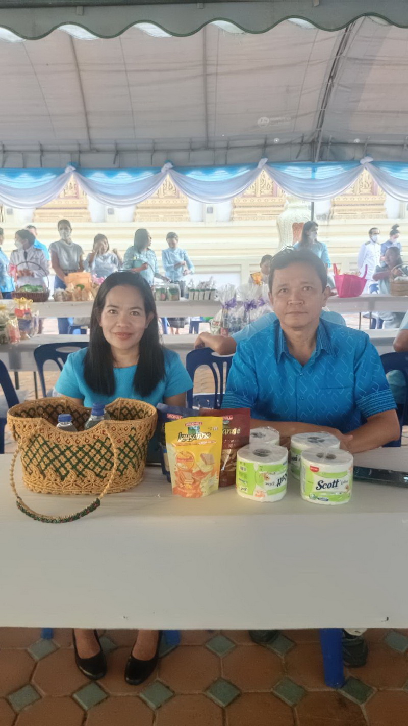 ร่วมพิธีทำบุญตักบาตร เพื่อถวายพระราชกุศล..คลิก