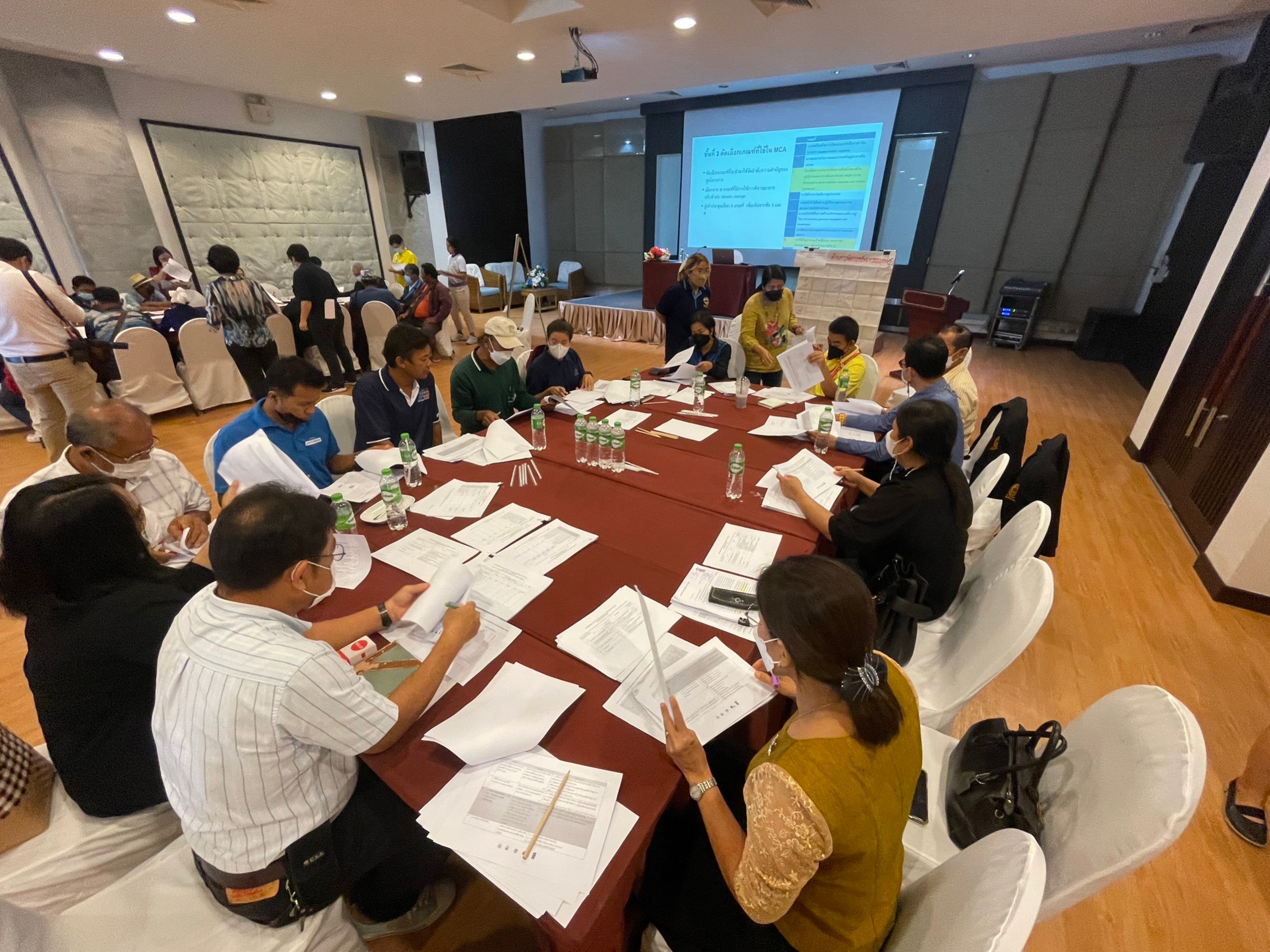 นายสมบุญ ธัญญาผล ประมงจังหวัดเพชรบุรี มอบหมายให้ นายภูวนัย ชัยศรี ประมงอำเภอบ้านแหลม พร้อมด้วยเจ้าหน้าที่กลุ่มบริหารจัดการด้านการประมง เข้าร่วมประชุมให้ความคิดเห็นในเวทีหารือผู้มีส่วนได้ส่วนเสีย 