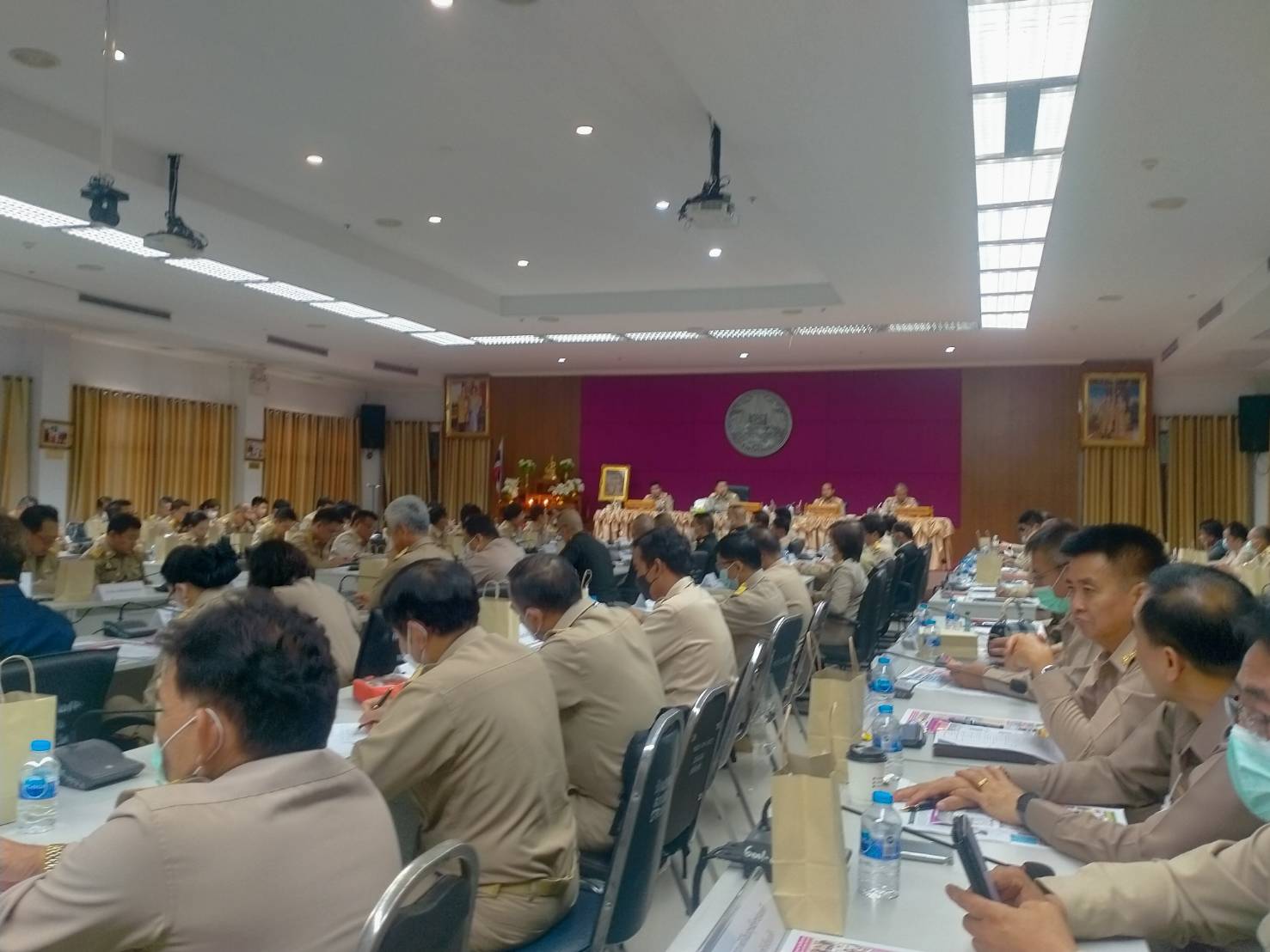 ประชุมคณะกรมการจังหวัด หัวหน้าส่วนราชการ หัวหน้าหน่วยงานและนายอำเภอประจำเดือนพฤษภาคม ๒๕๖๖ (ครั้งที่ ๕/๒๕๖๖)..คลิก