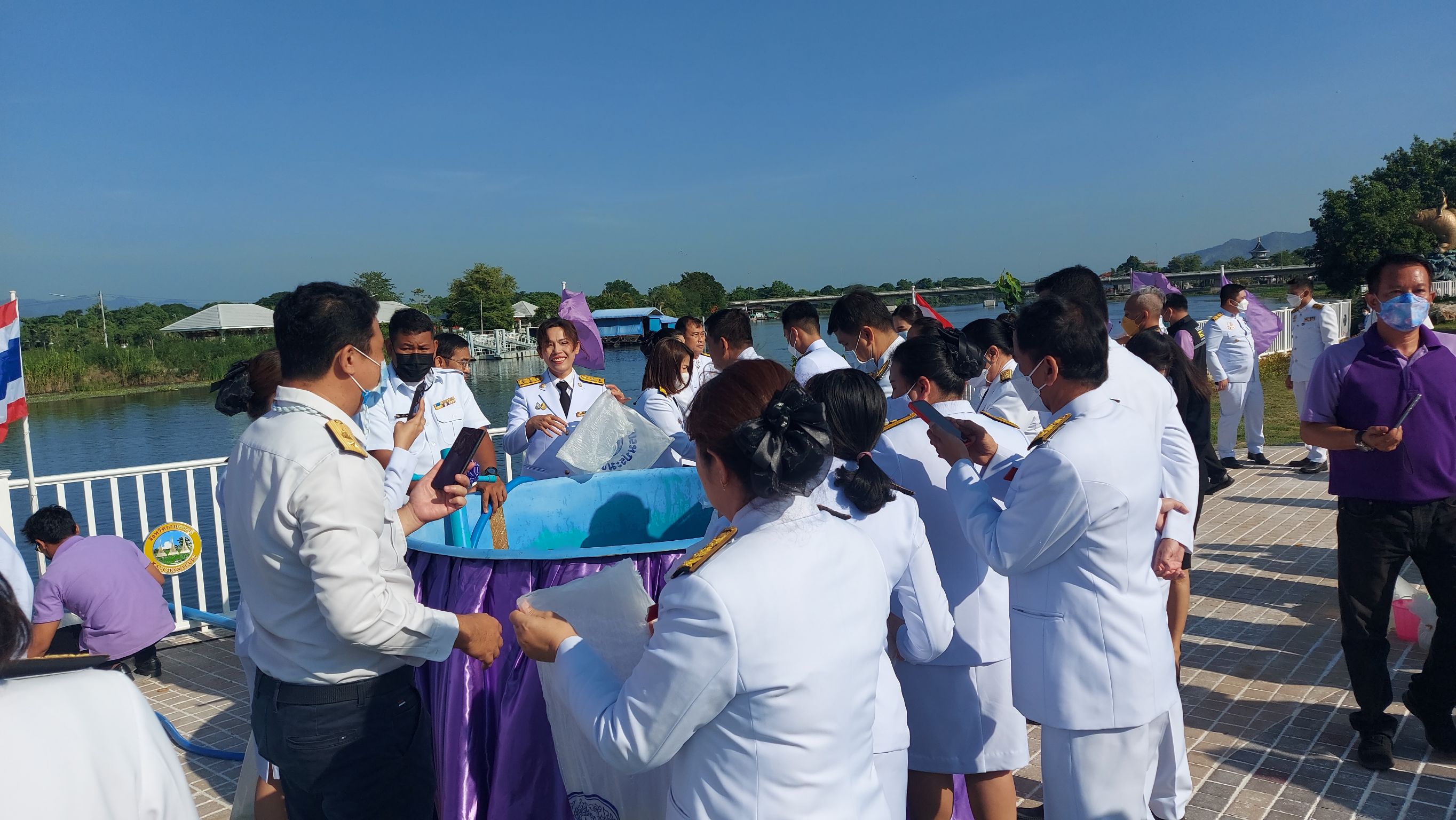 พิธีปล่อยพันธุ์สัตว์น้ำ เนื่องในวันเฉลิมพระชนมพรรษา 45 พรรษา สมเด็จพระนางเจ้าสุทิดา พัชรสุธาพิมลลักษณ พระบรมราชินี..คลิก