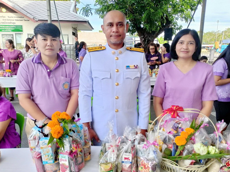 ร่วมพิธีทำบุญตักบาตร เพื่อเฉลิมพระเกียรติสมเด็จพระนางเจ้า ฯ