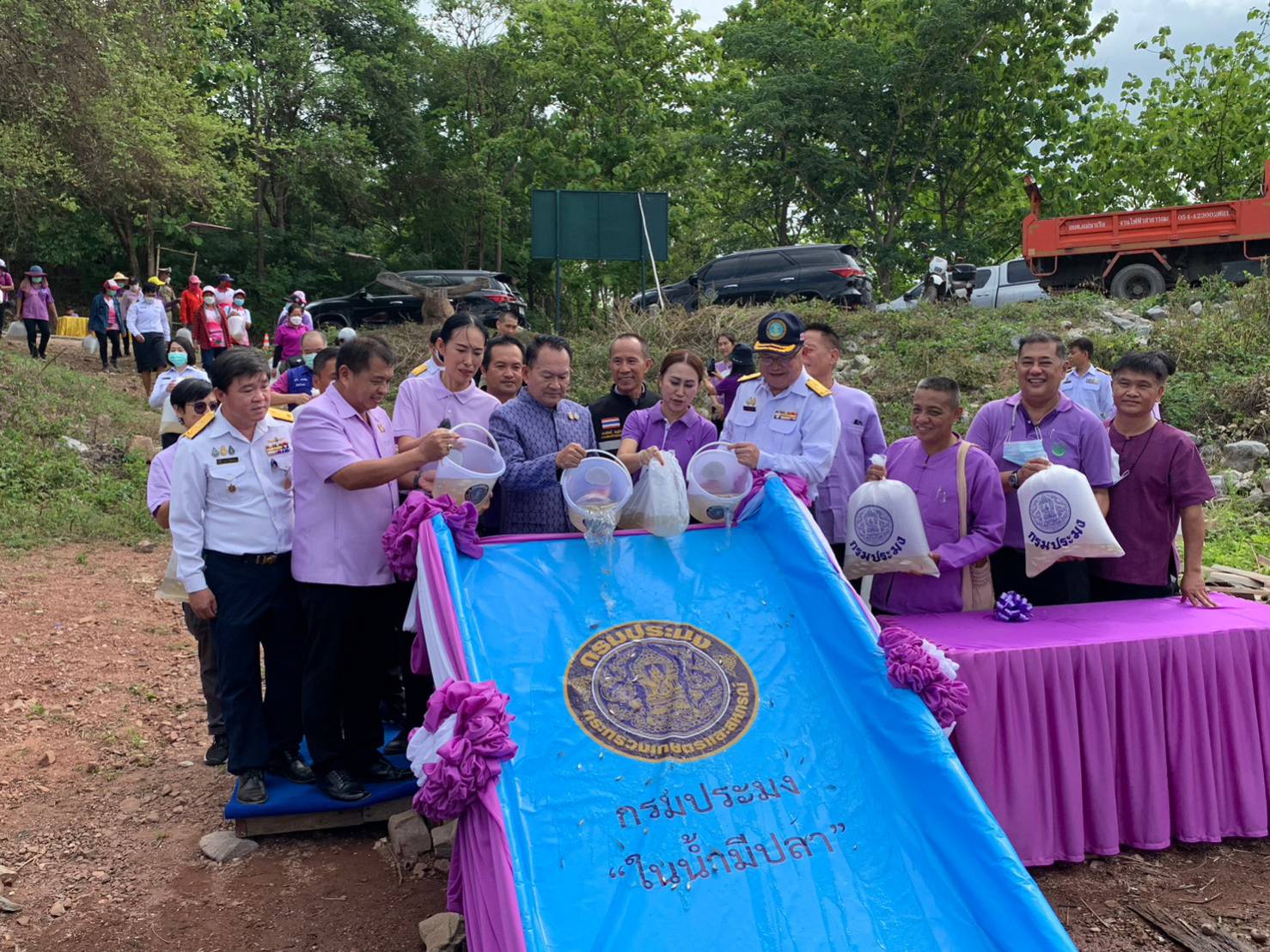 พิธีปล่อยพันธุ์สัตว์น้ำและปลูกต้นไม้เนื่องในวันเฉลิมพระชนมพรรษาสมเด็จพระนางเจ้าสุทิดา พัชรสุธาพิมลลักษณ พระบรมราชินี..คลิก