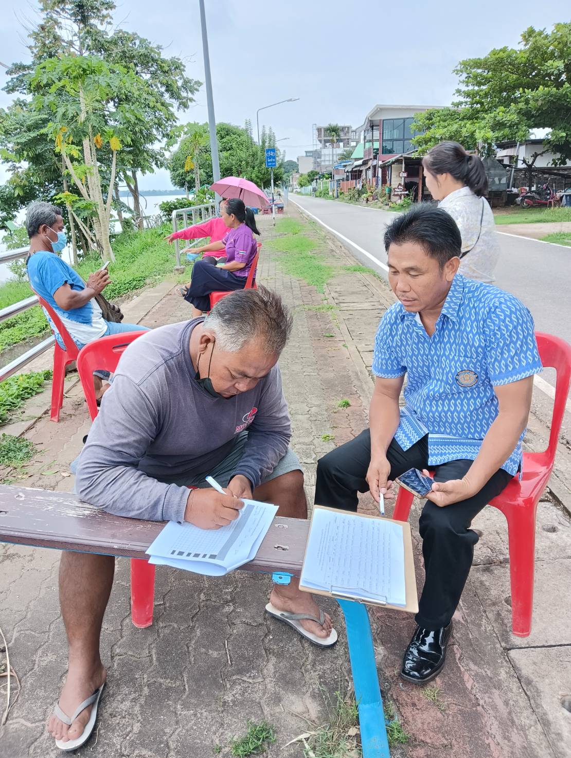 มอบปัจจัยการผลิต(พันธุ์ปลาเผาะ)  ให้กับกลุ่มเกษตรกรแปลงใหญ่ปลาเผาะบ้านอาจสมารถ..คลิก