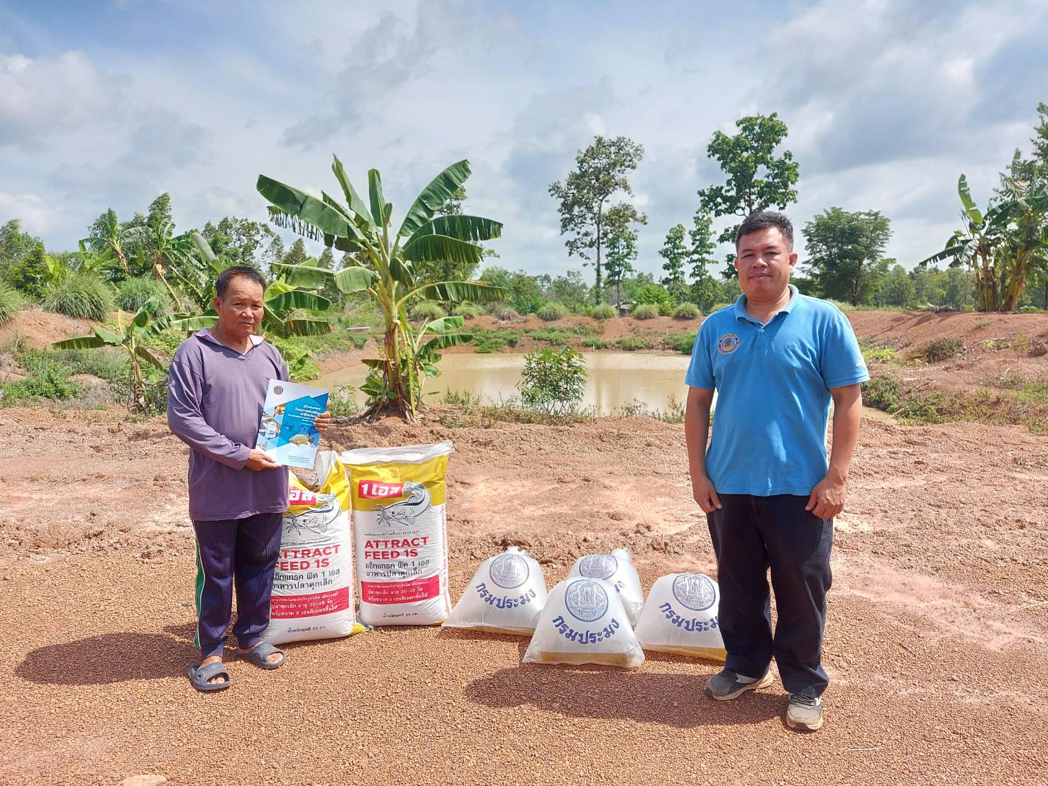 มอบปัจจัยการผลิตแก่เกษตรกรโครงการ zoning by agri-map..คลิก